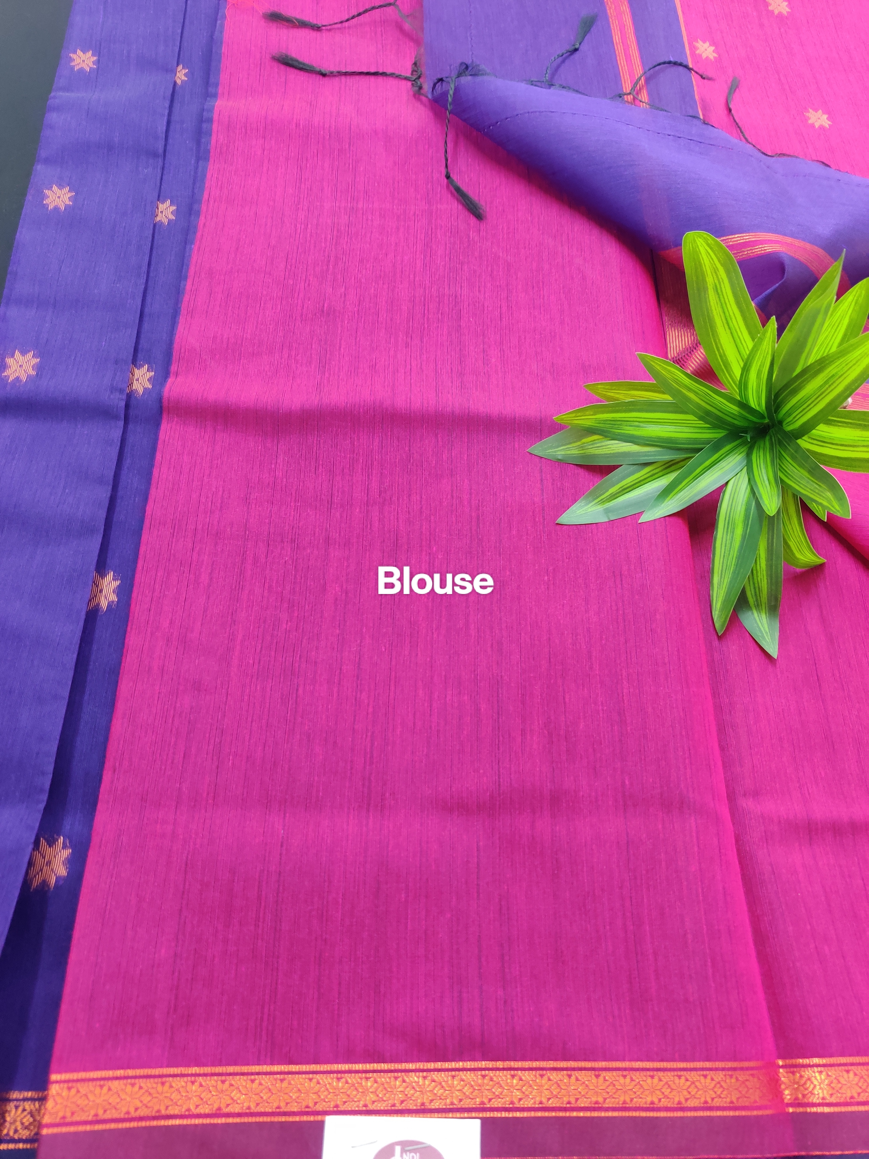 Maheshwari Silk Cotton Saree – Dual Tone Body with Contrast Zari Border & Rich Pallu