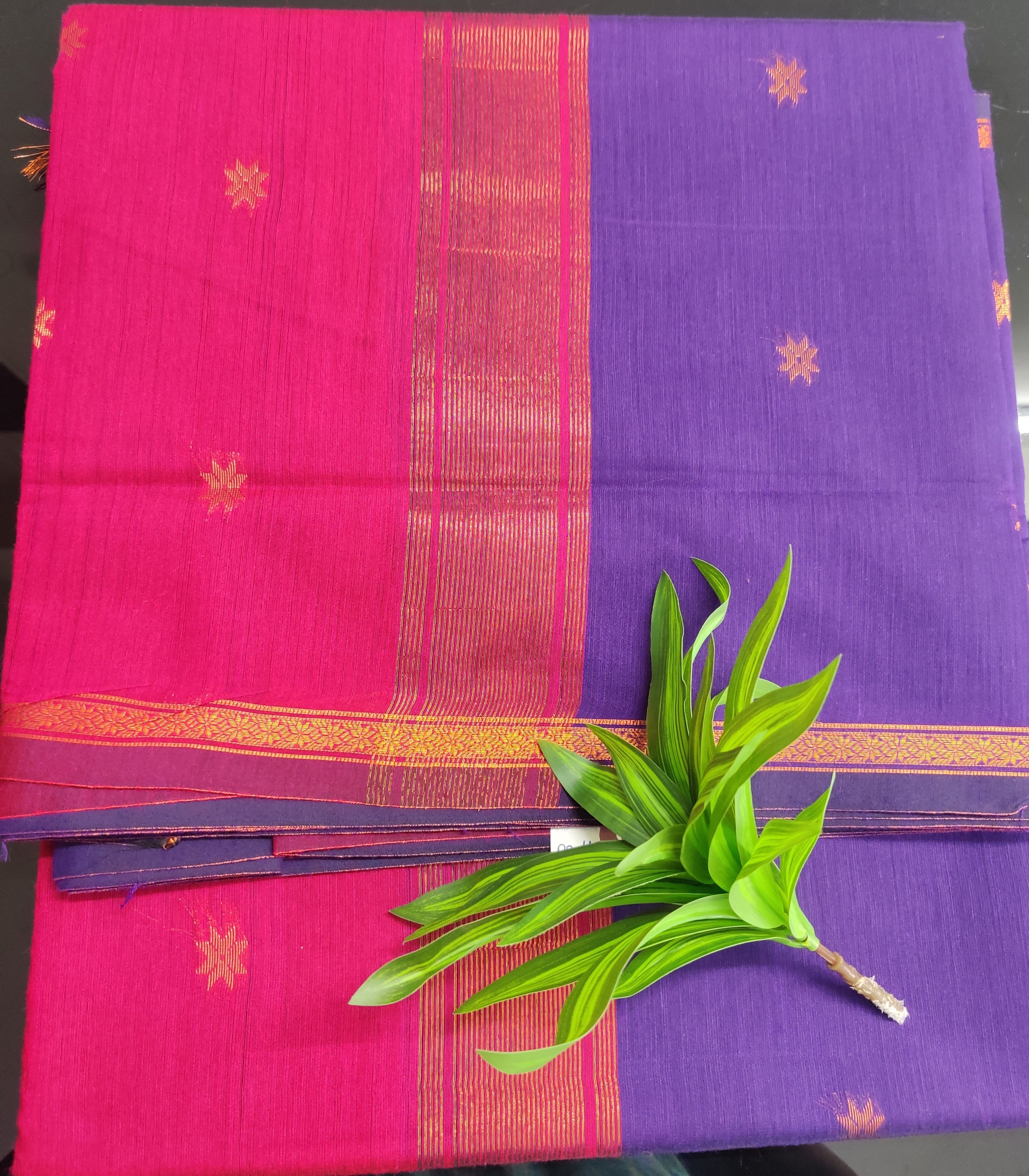 Maheshwari Silk Cotton Saree – Dual Tone Body with Contrast Zari Border & Rich Pallu