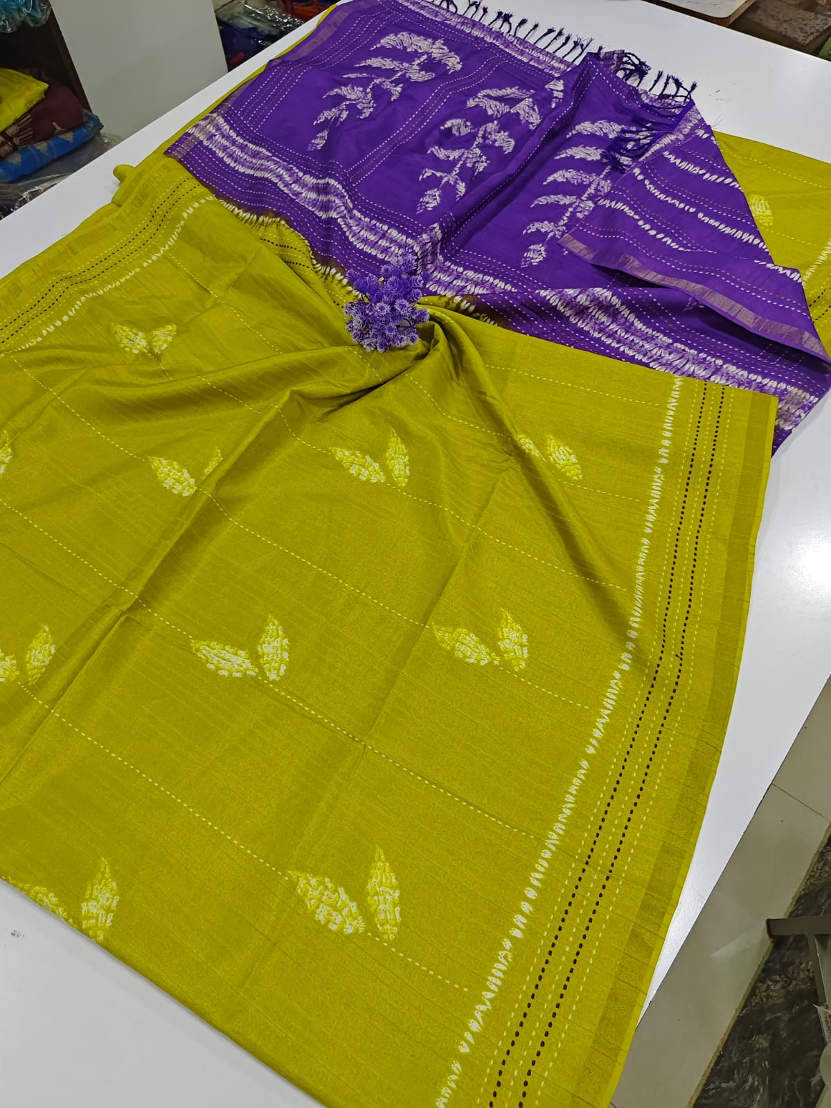 Ice Cream Semi Tassur Light Green Dual Tone Body with Woven Leaf Motif & Contrast Rich Pallu