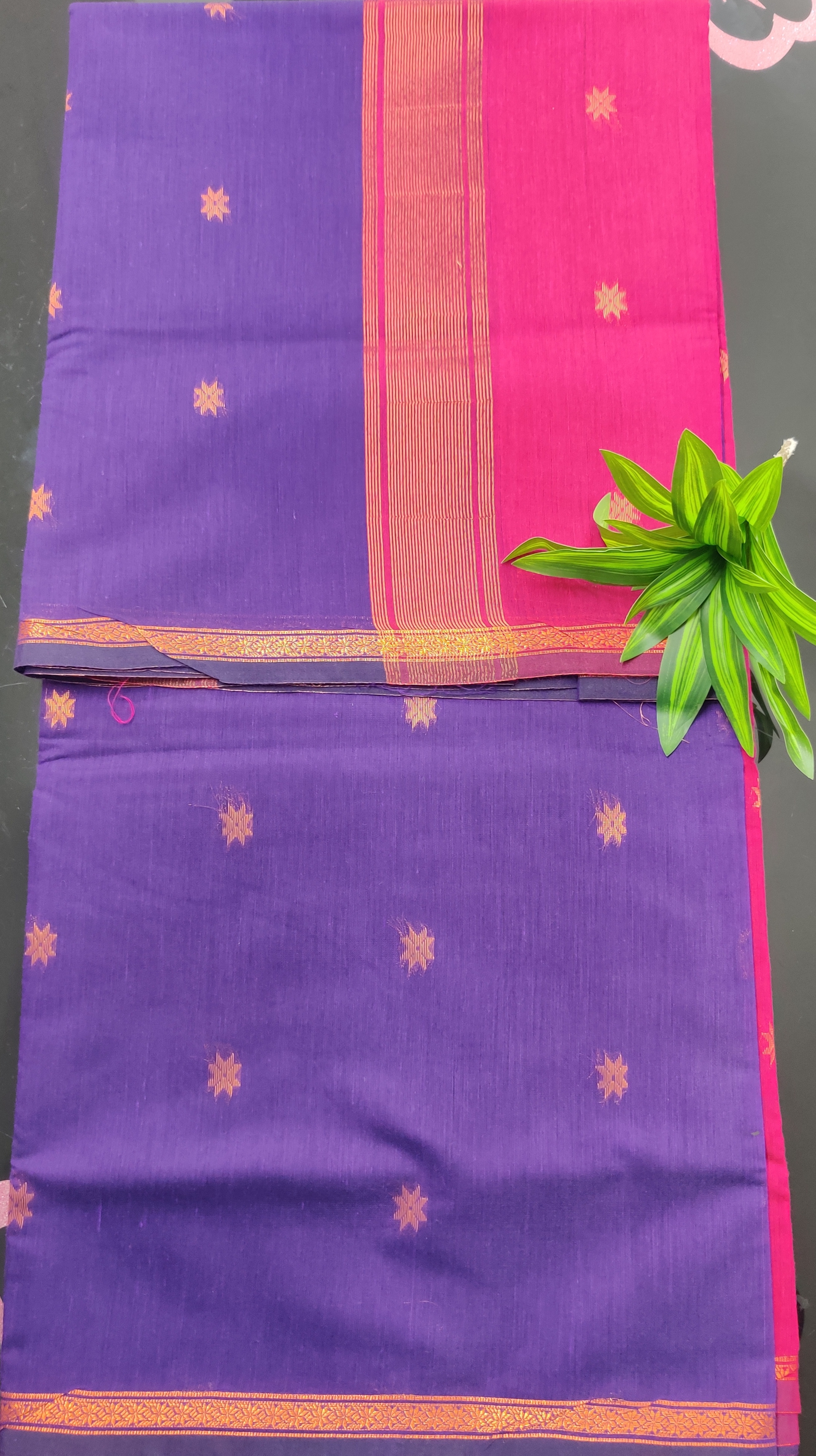 Maheshwari Silk Cotton Saree – Dual Tone Body with Contrast Zari Border & Rich Pallu