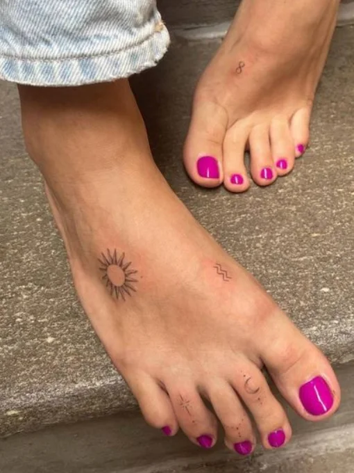 Fétichisme des pieds tatoués 