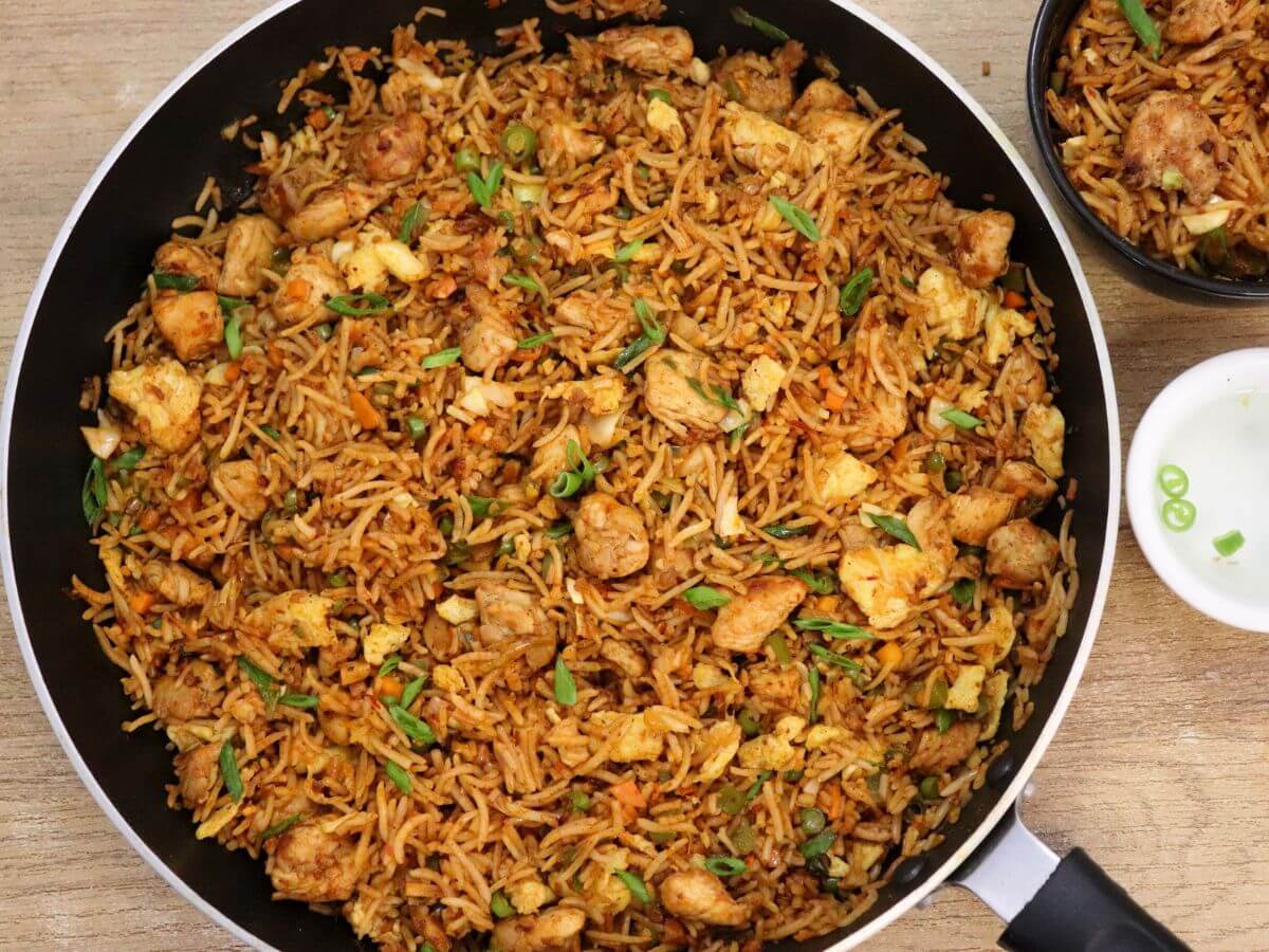 Chicken Schezwan Fried Rice (1ltr)