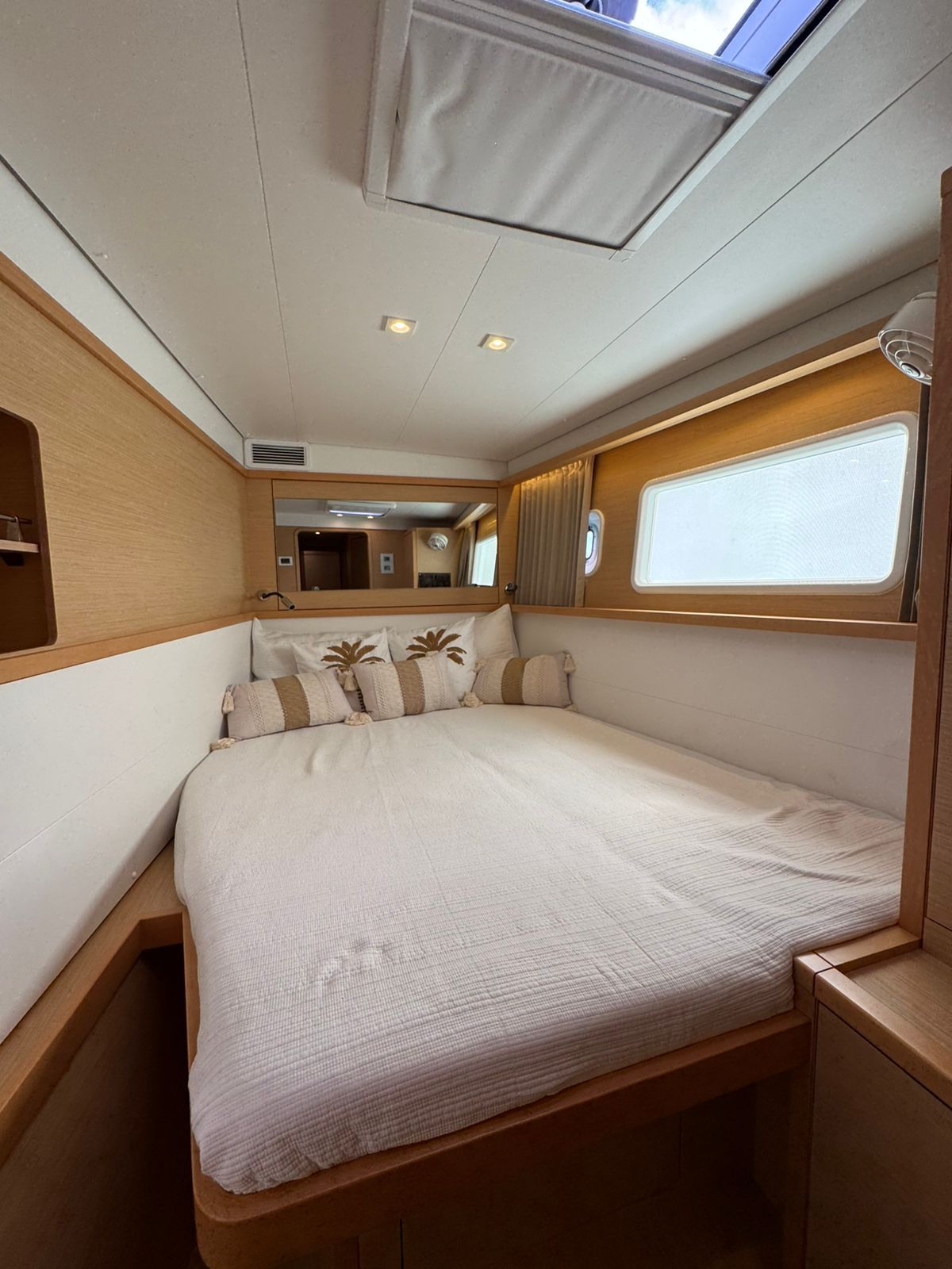 ✨ Catamaran Lagoon 45 ft — Flybridge Edition