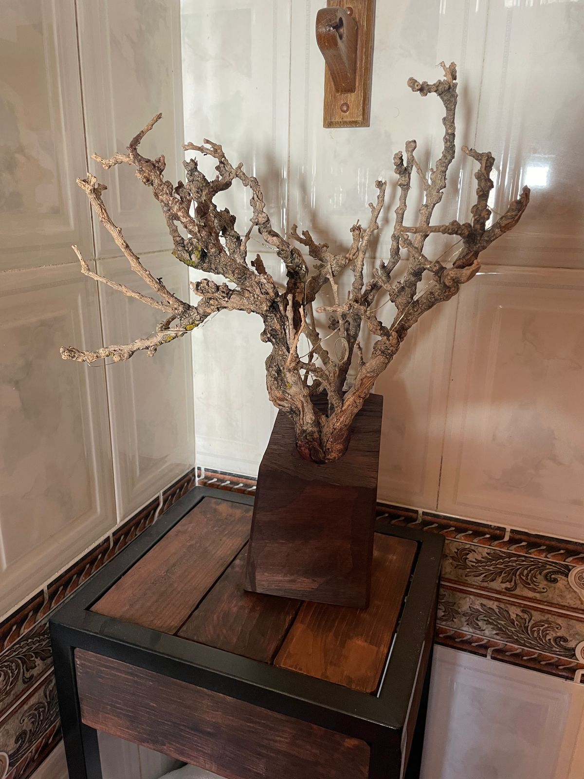 Decoración de ramas secas en base de madera