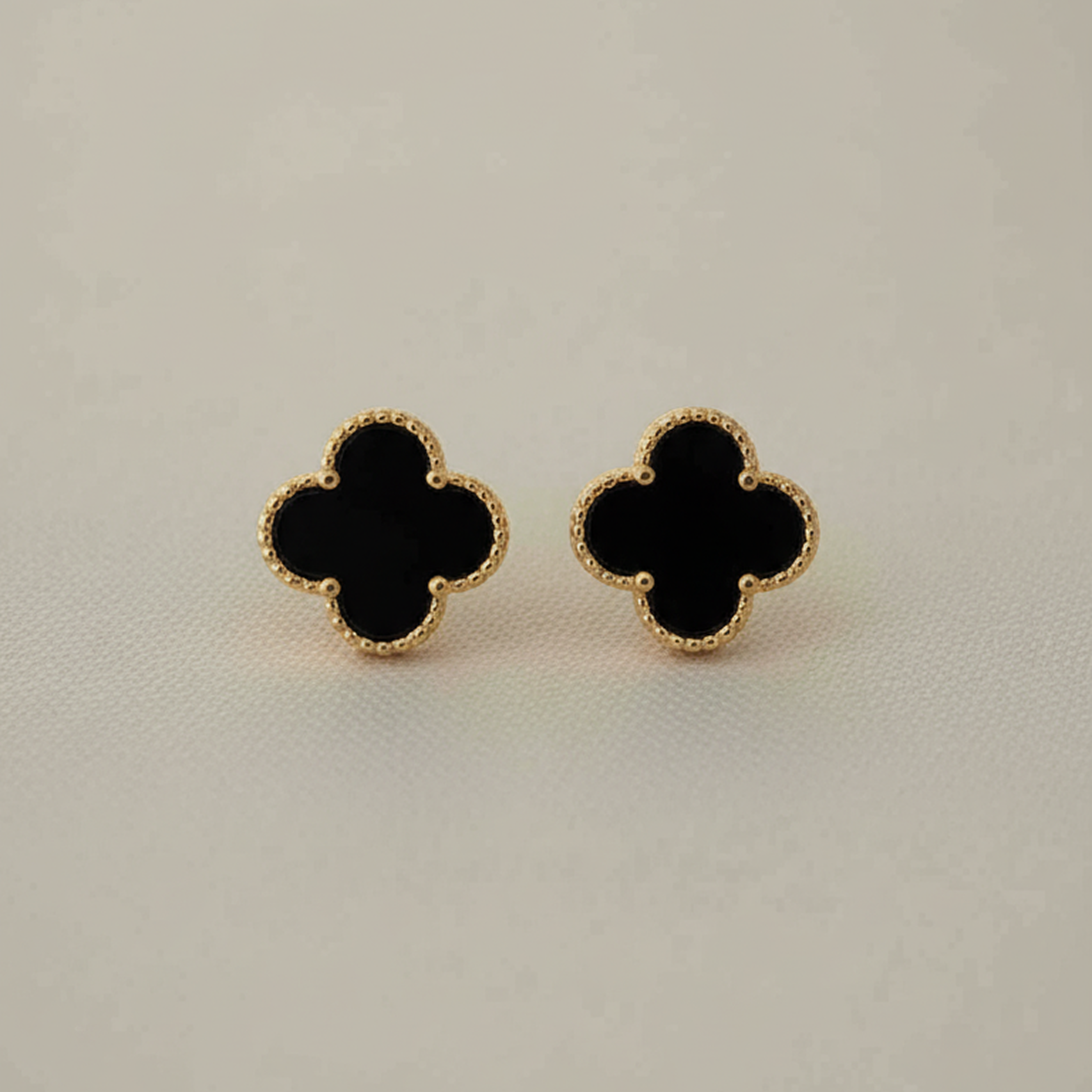 Aretes Flor Negra con Borde Dorado