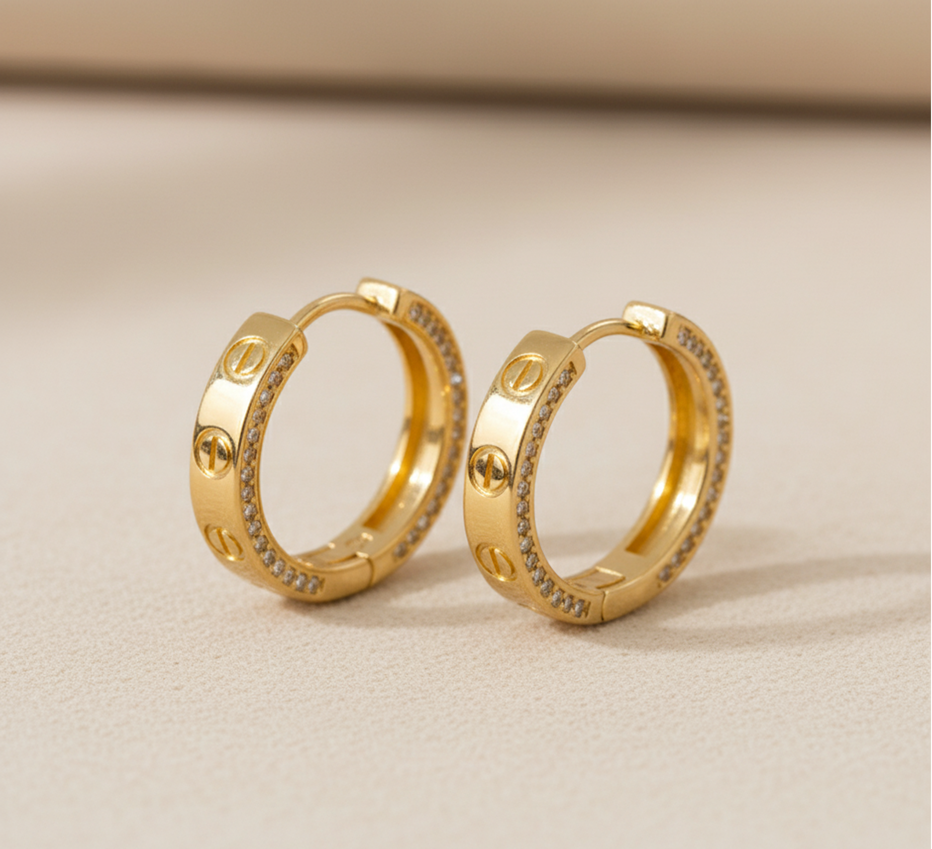 Aretes Candonga Dorada con Circonia Brillante