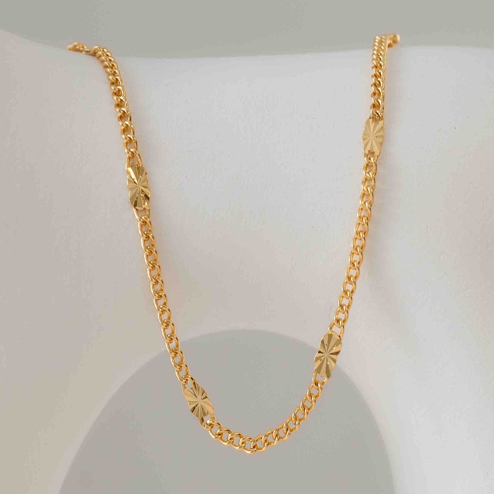 Pulsera Dorada con Destellos Grabados