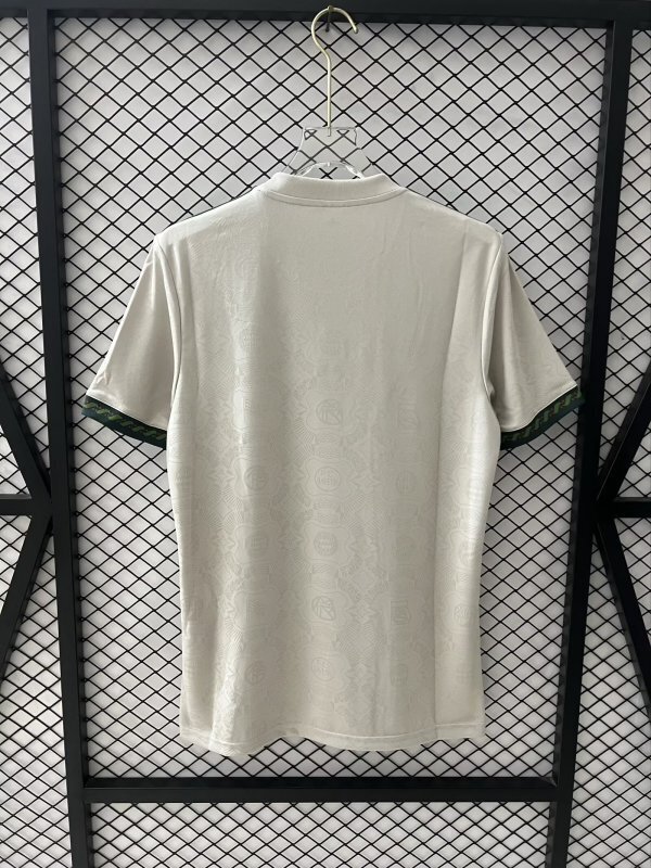 Camiseta del Bayern Múnich Oktoberfest 2025, en beige y verde oliva, homenaje al 190.º aniversario del festival.