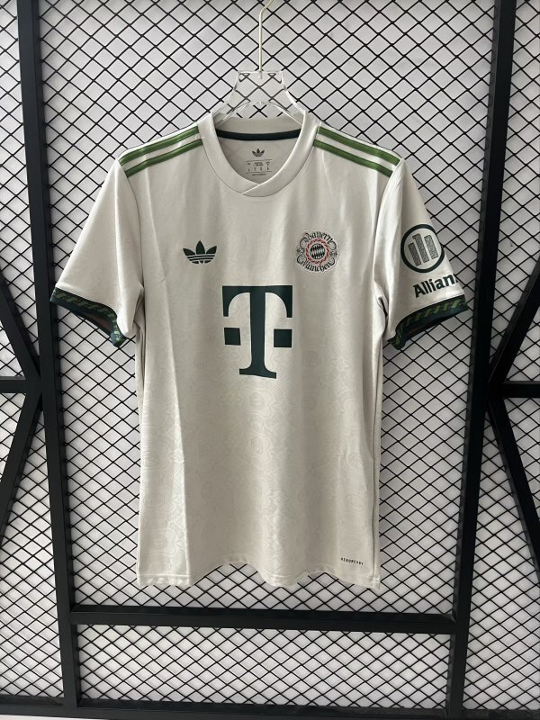 Camiseta del Bayern Múnich Oktoberfest 2025, en beige y verde oliva, homenaje al 190.º aniversario del festival.