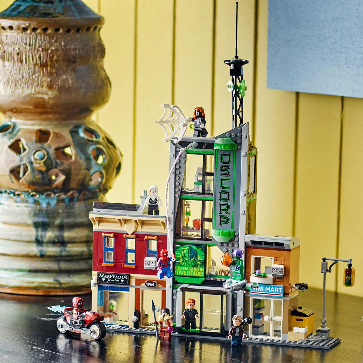 LEGO Marvel Spider-Man vs. Oscorp Construction Set 76324