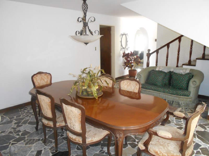 Casa Quinta familiar de dos pisos-Venta, Ubicado en Colinas de Bello Monte, cercana a la Embajada Americana