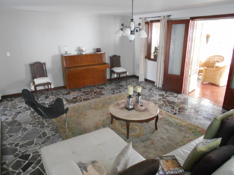 Casa Quinta familiar de dos pisos-Venta, Ubicado en Colinas de Bello Monte, cercana a la Embajada Americana