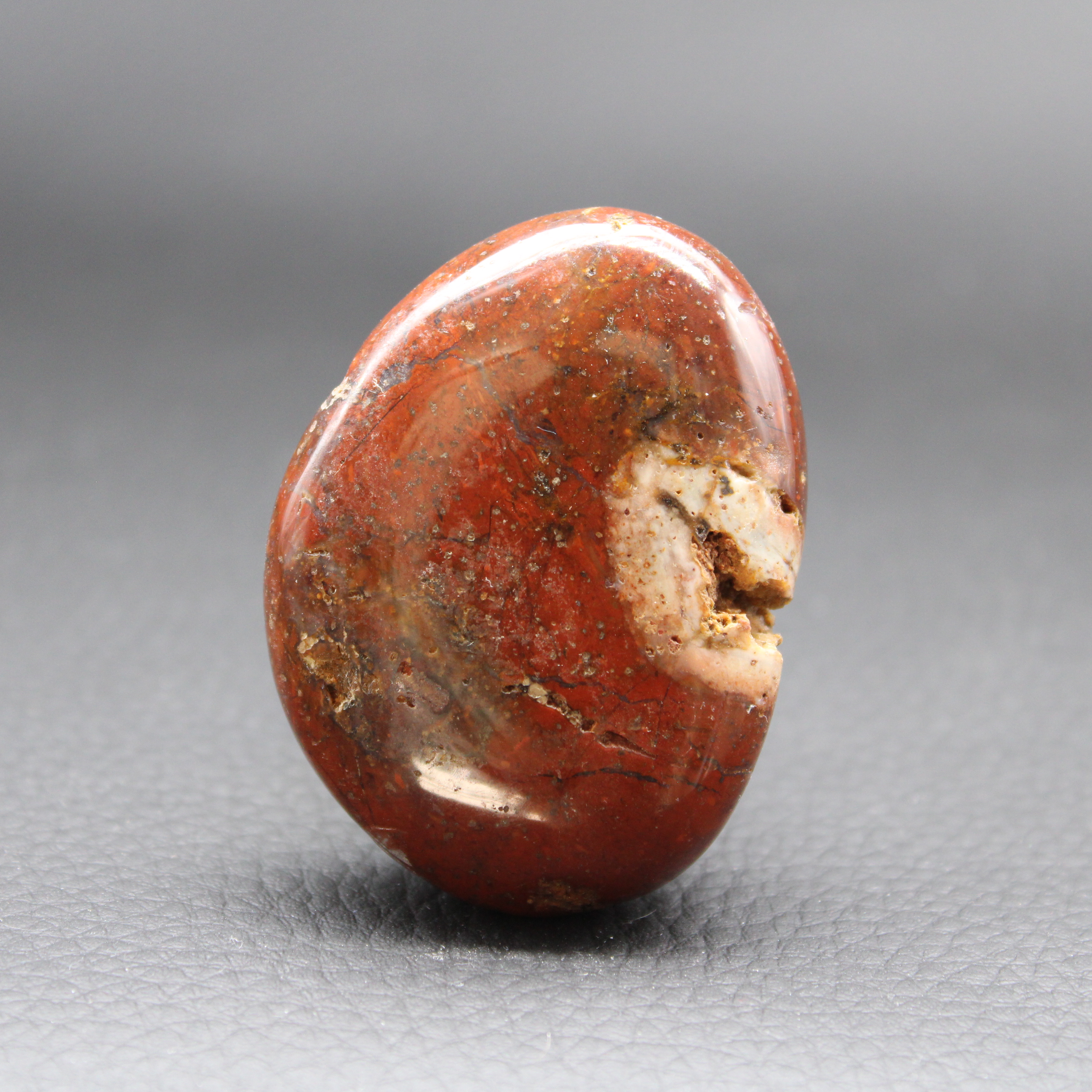 Galet Jaspe Rouge de Madagascar