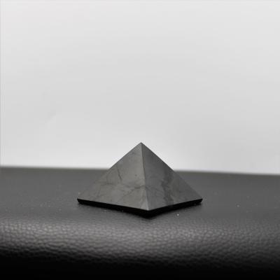 Pyramide en Shungite naturelle 
