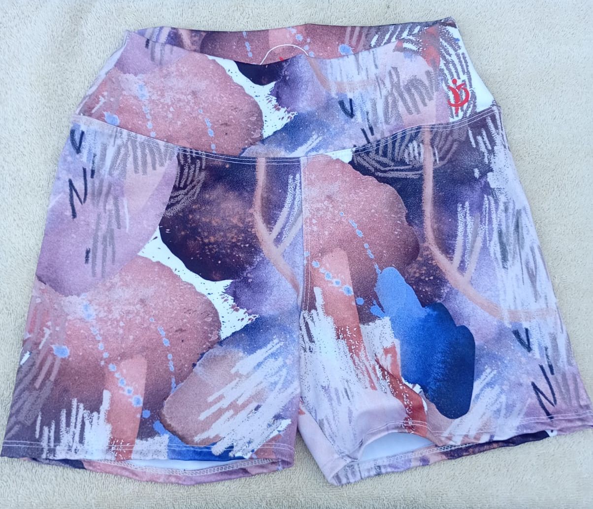 Short deportivo con estampado artístico