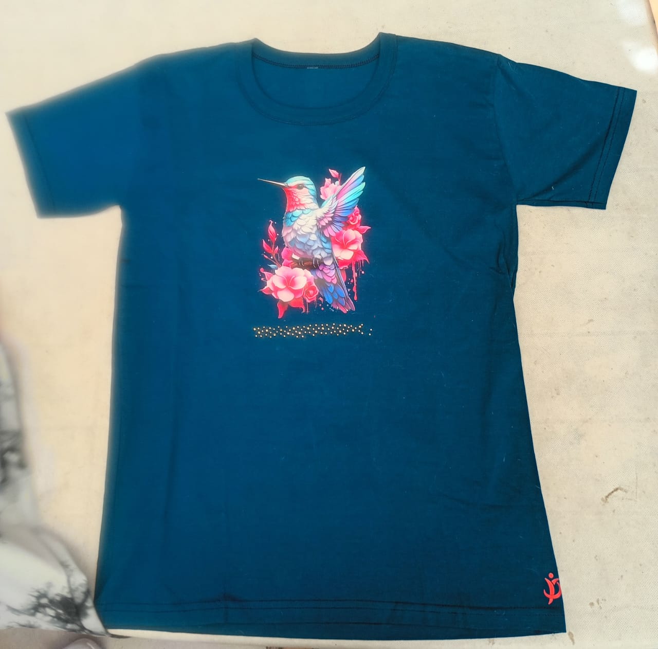 Remera azul con diseño de colibrí