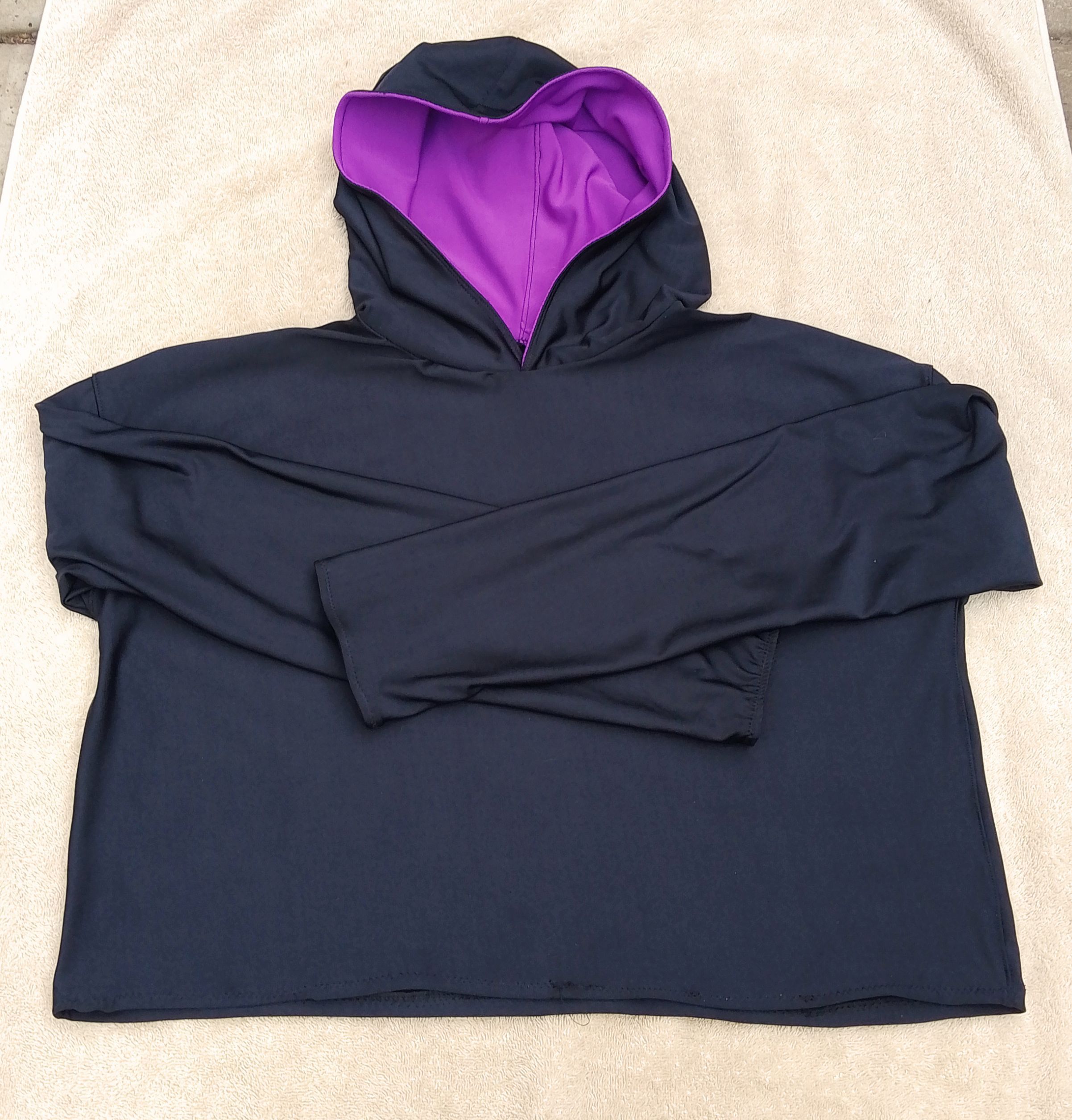 Buzo negro con capucha color obispo