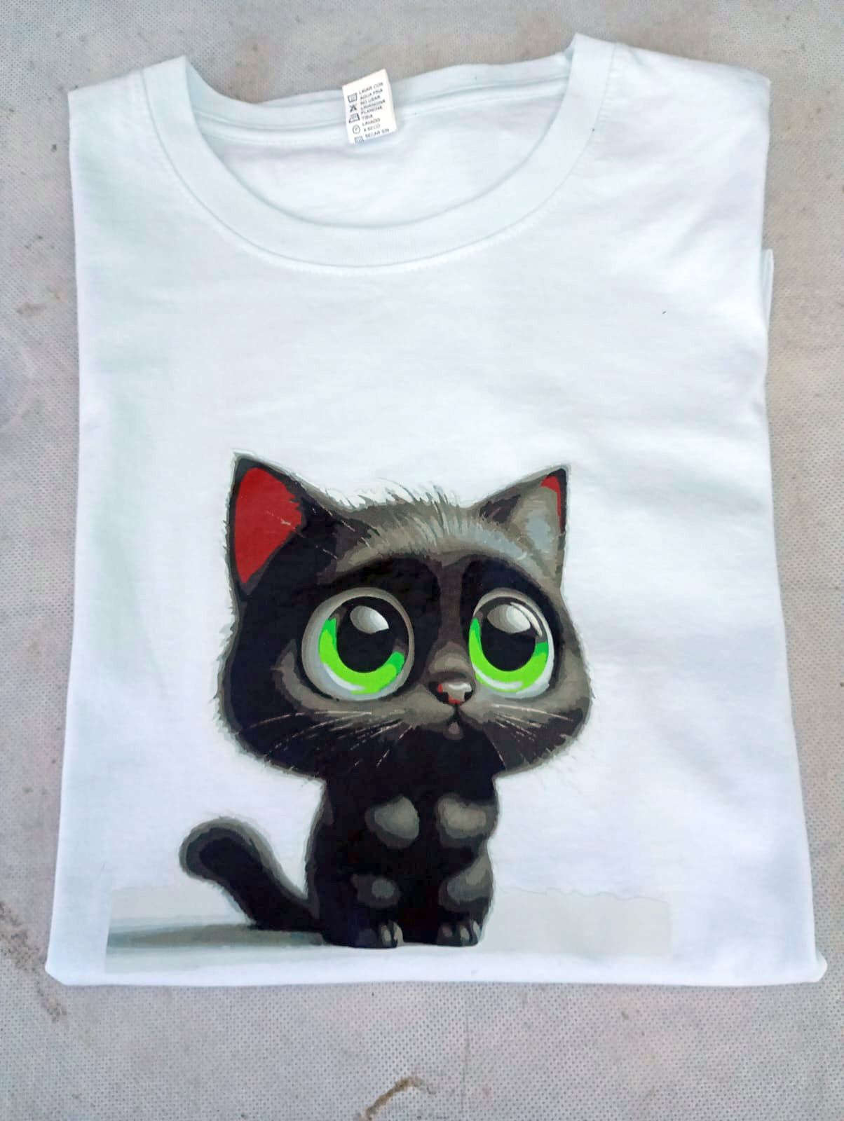 Remera  con dibujo de gato