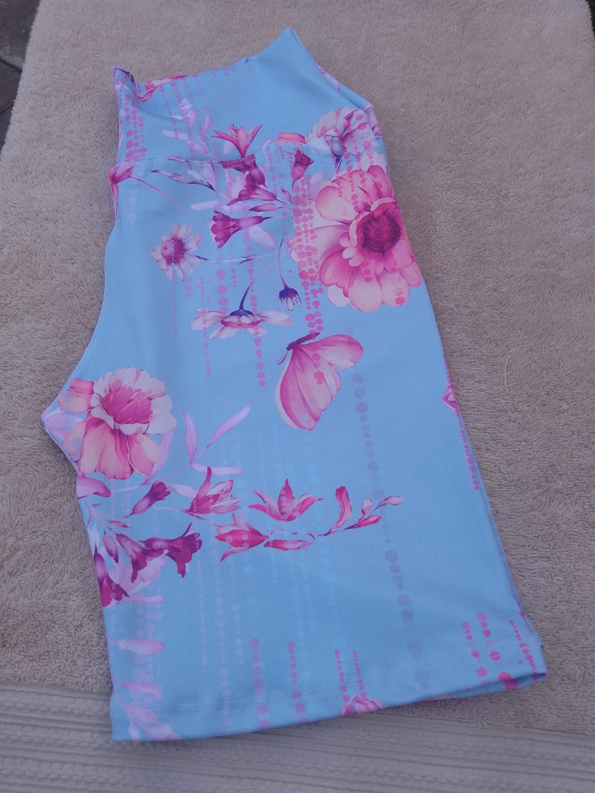 Biker azul claro con estampado floral