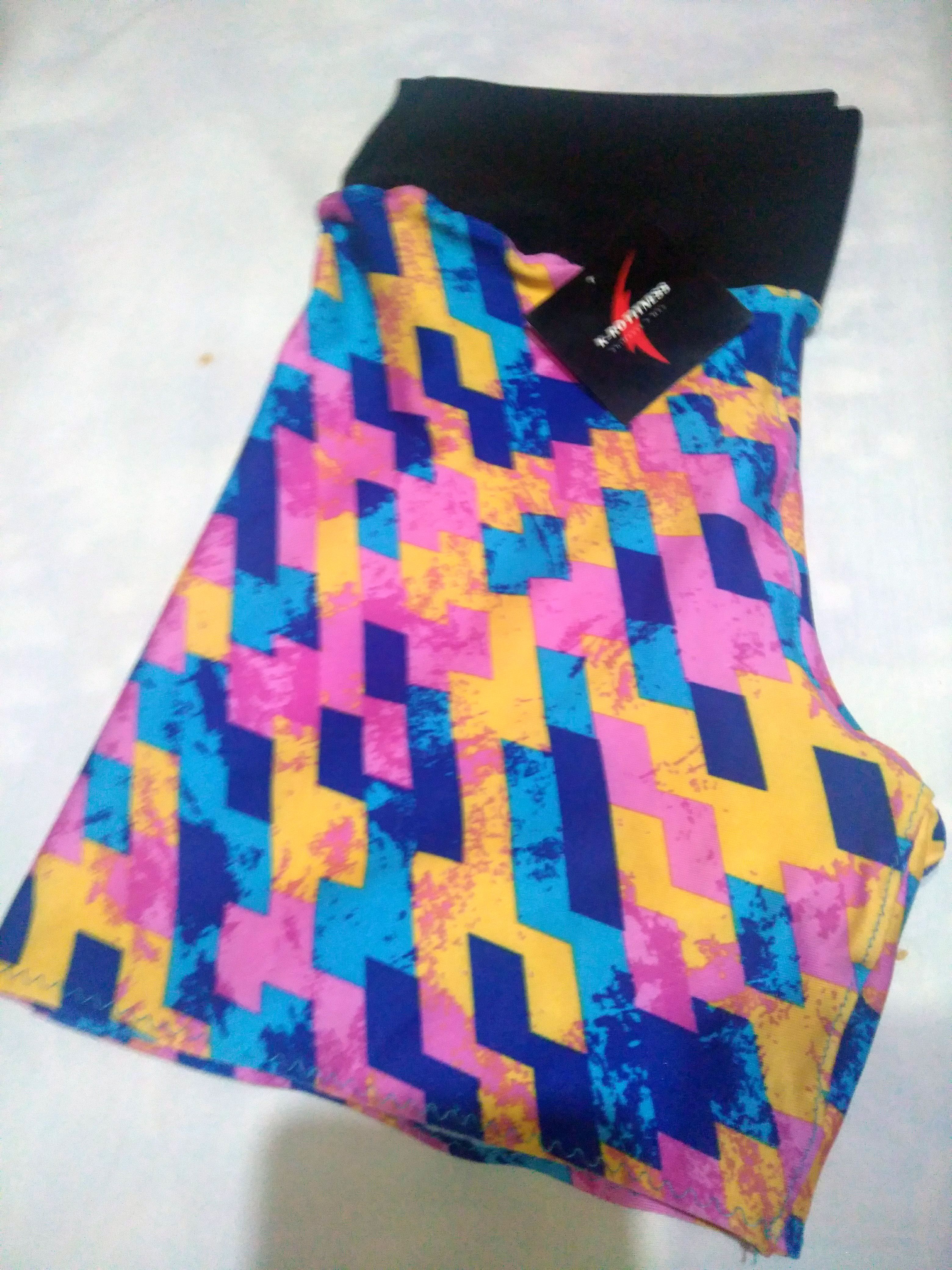 Short cuadrillé con cintura negra