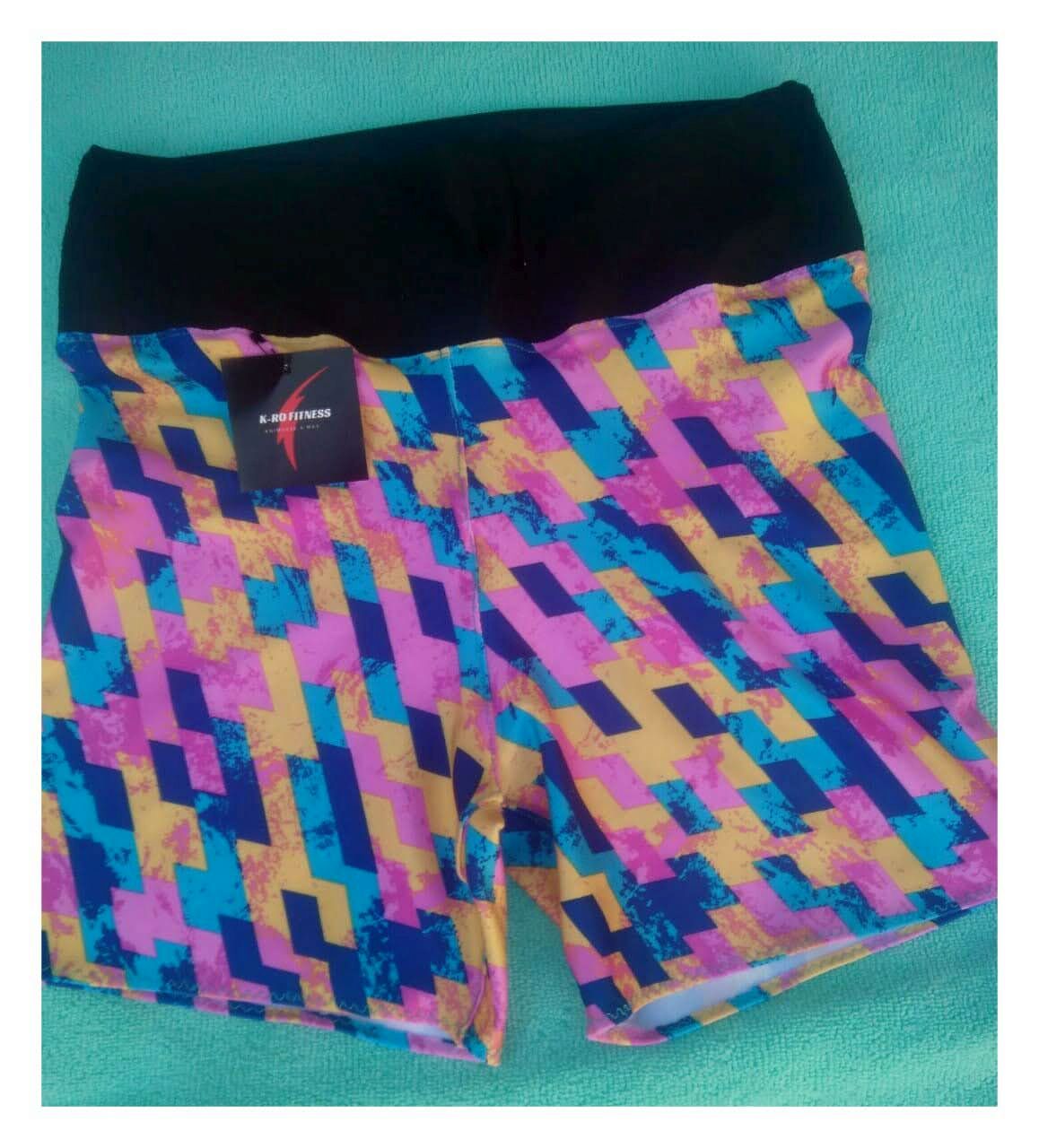 Short cuadrillé con cintura negra