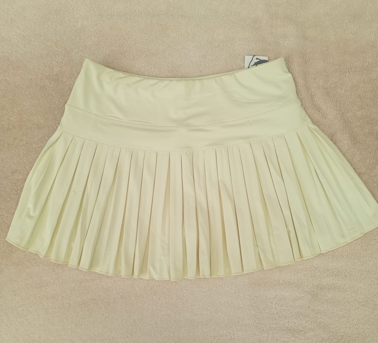 Pollera con short deportiva amarilla con bolsillo