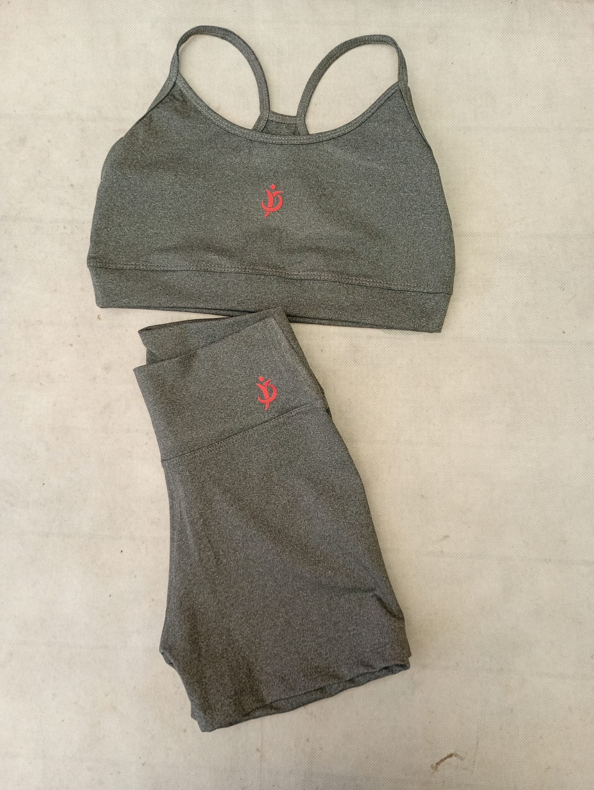 Conjunto deportivo gris