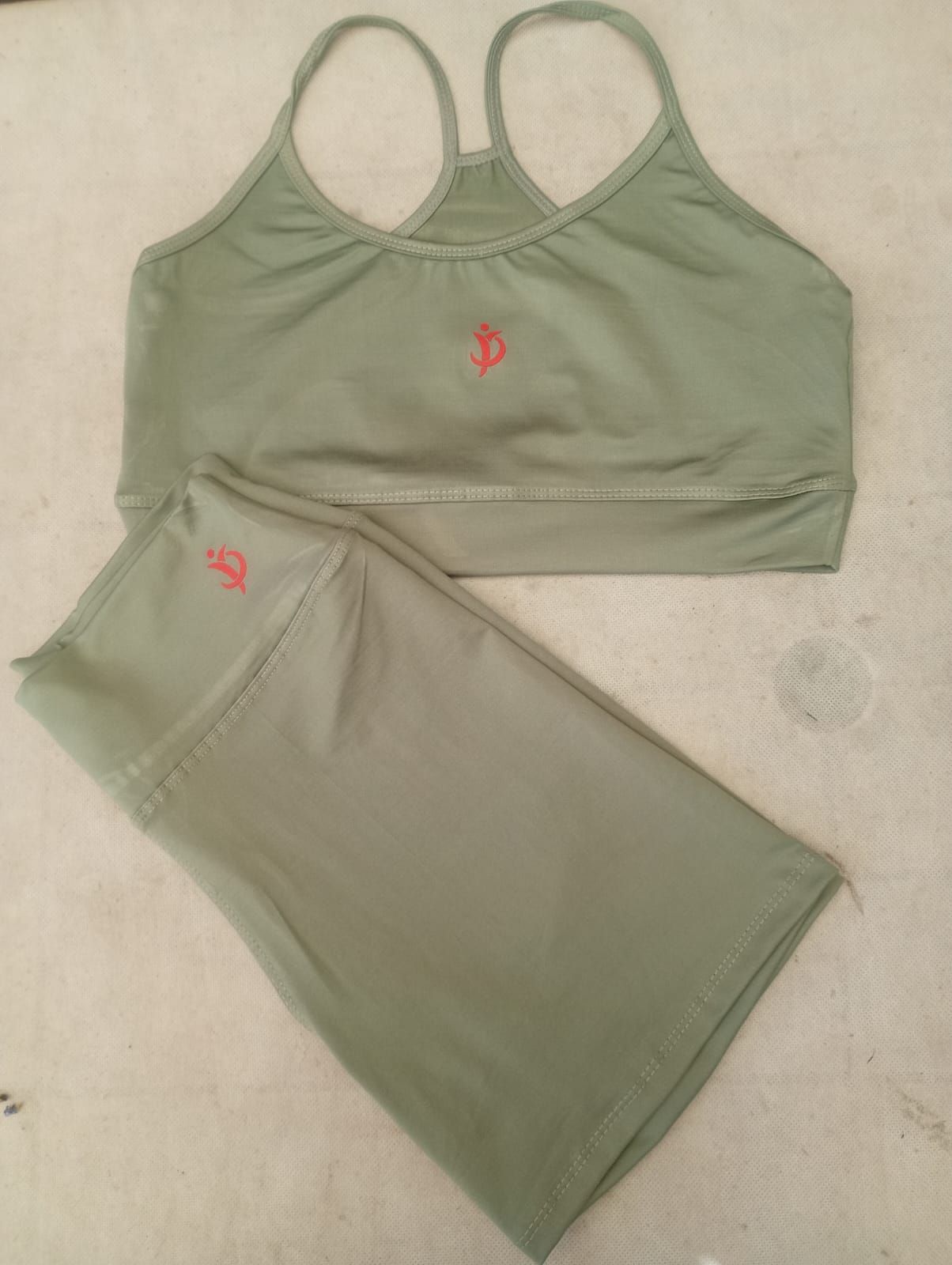 Conjunto short top verde oliva
