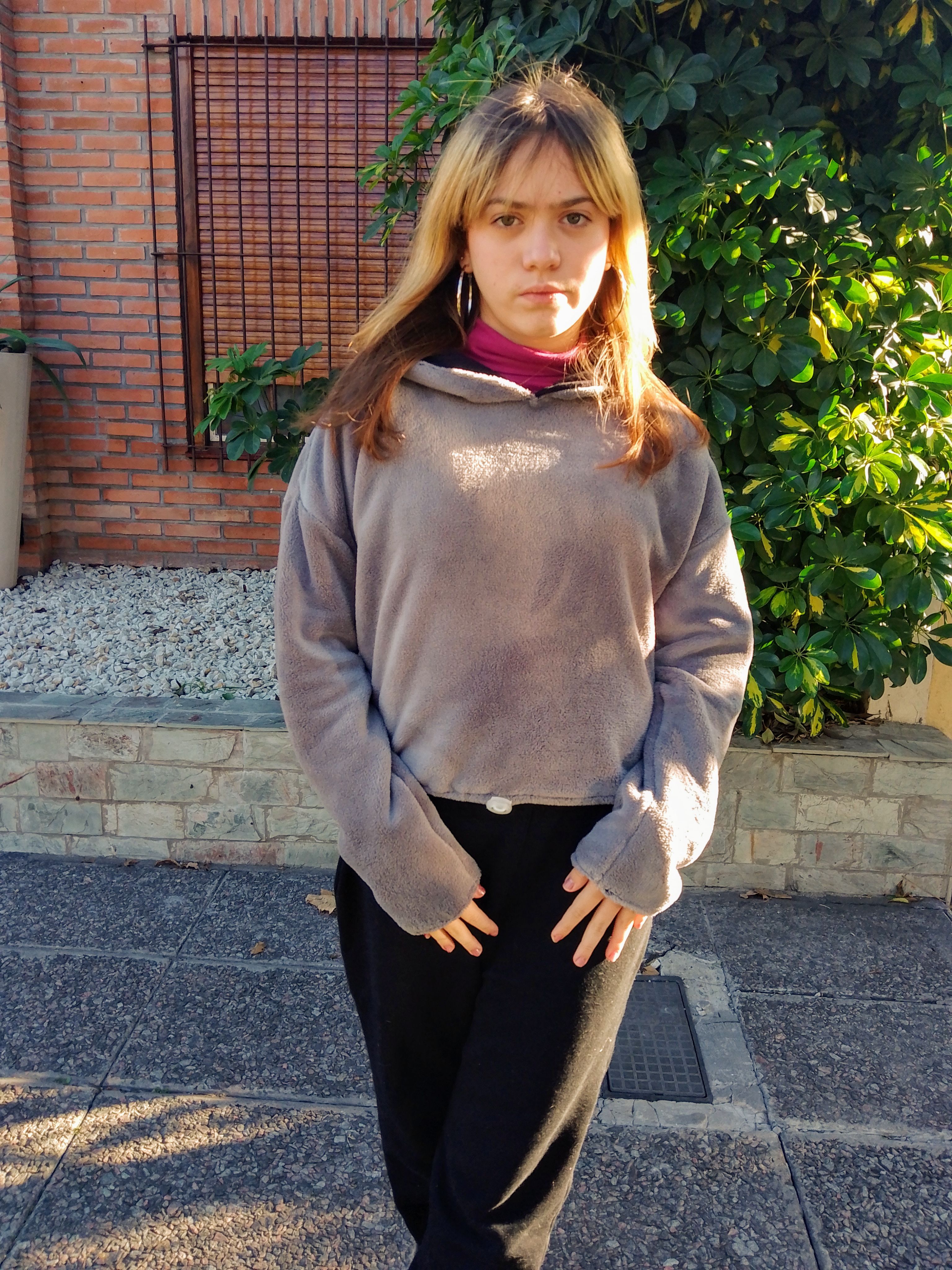 Buzo crop top polar con capucha de hojas píntadas a mano