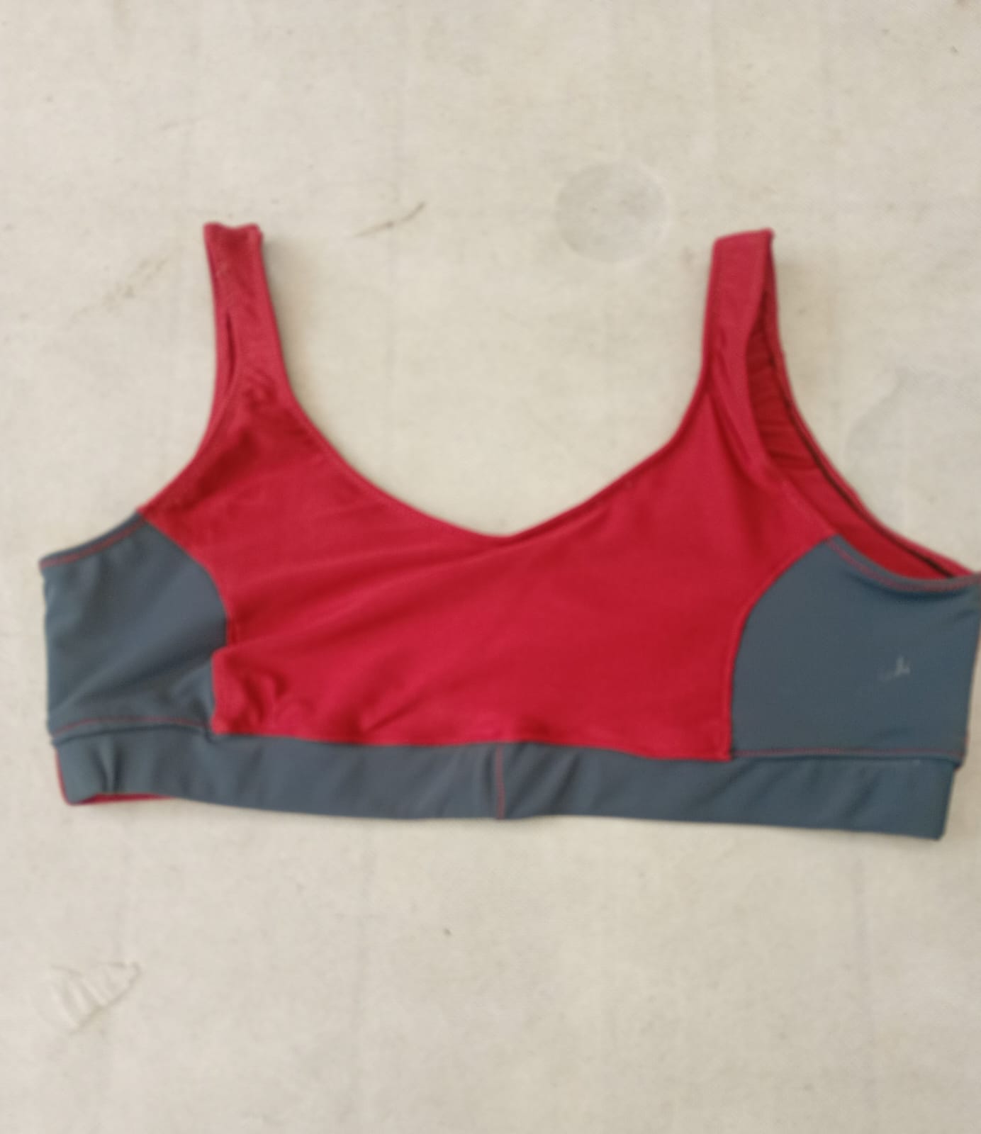 Top deportivo bordó gris