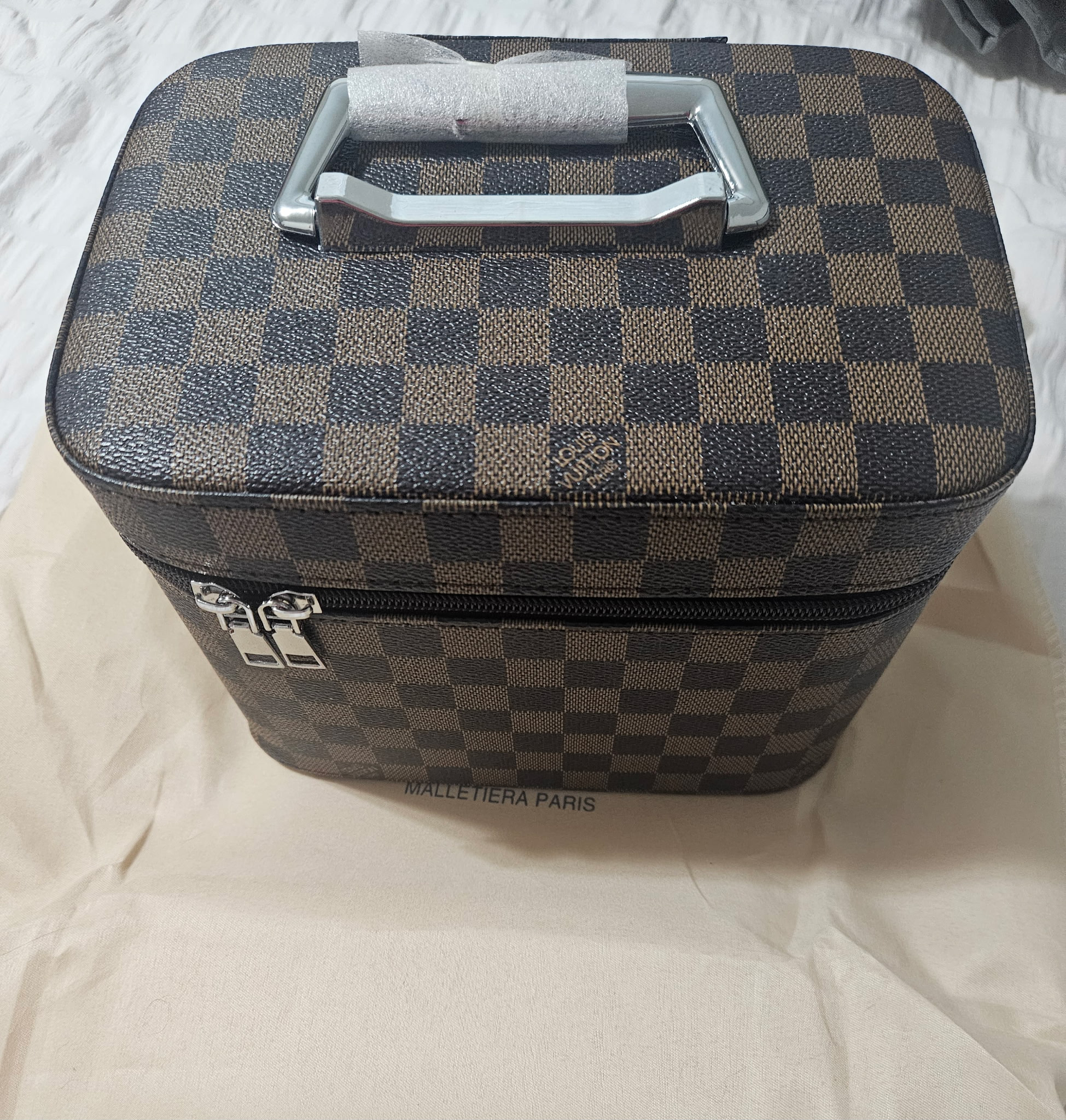 LV Damier Case