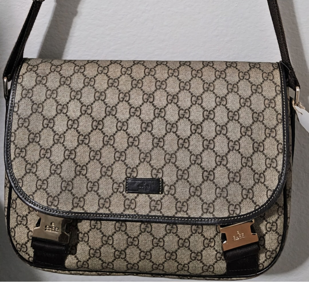 Gucci GG Supreme Canvas Messenger Bag