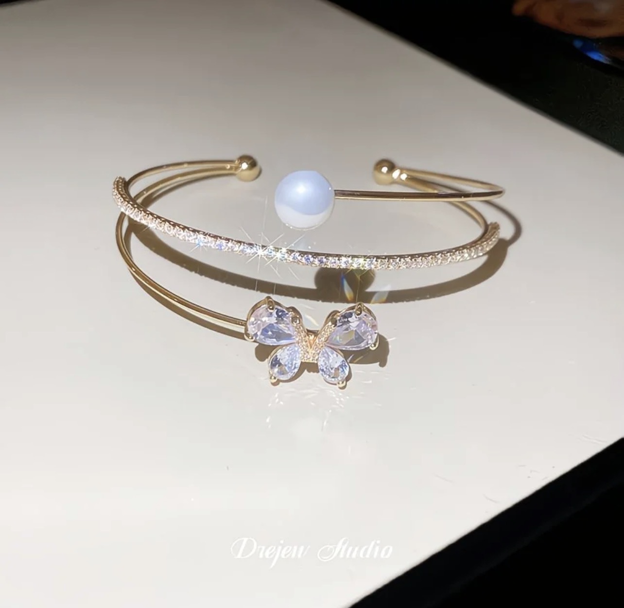 Bracelet en or avec perle et papillon