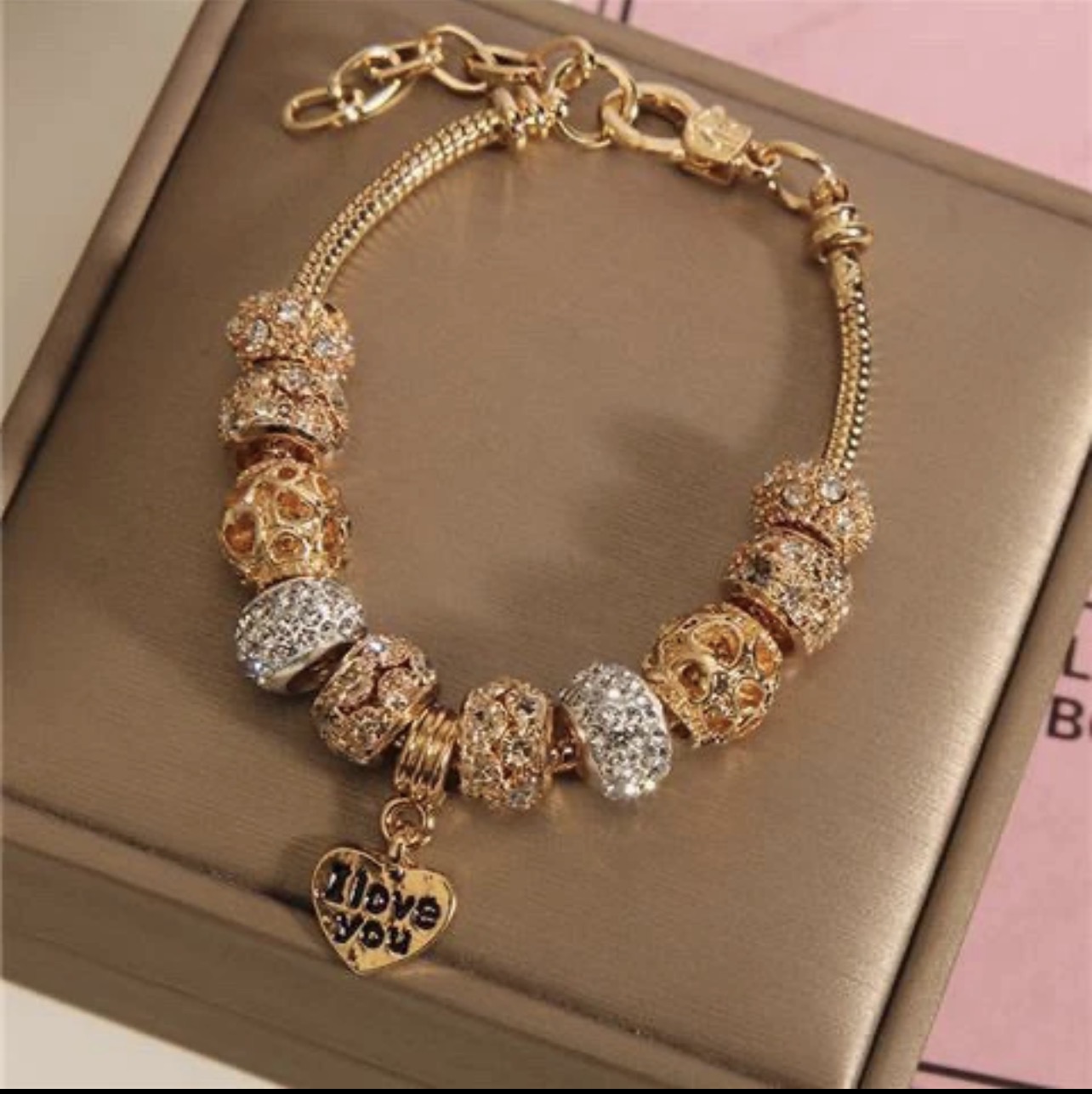 Bracelet doré avec pendentif cœur