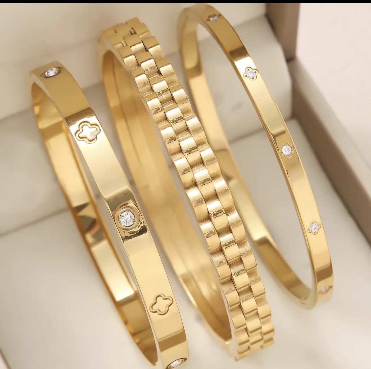 Bracelets dorés élégants