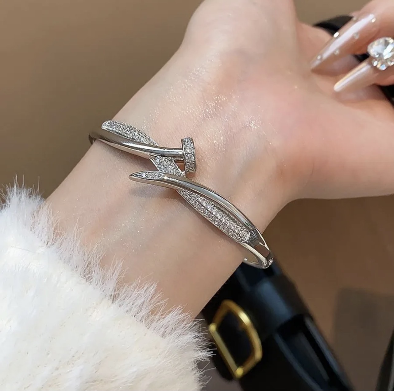 Bracelet en argent serti de cristaux