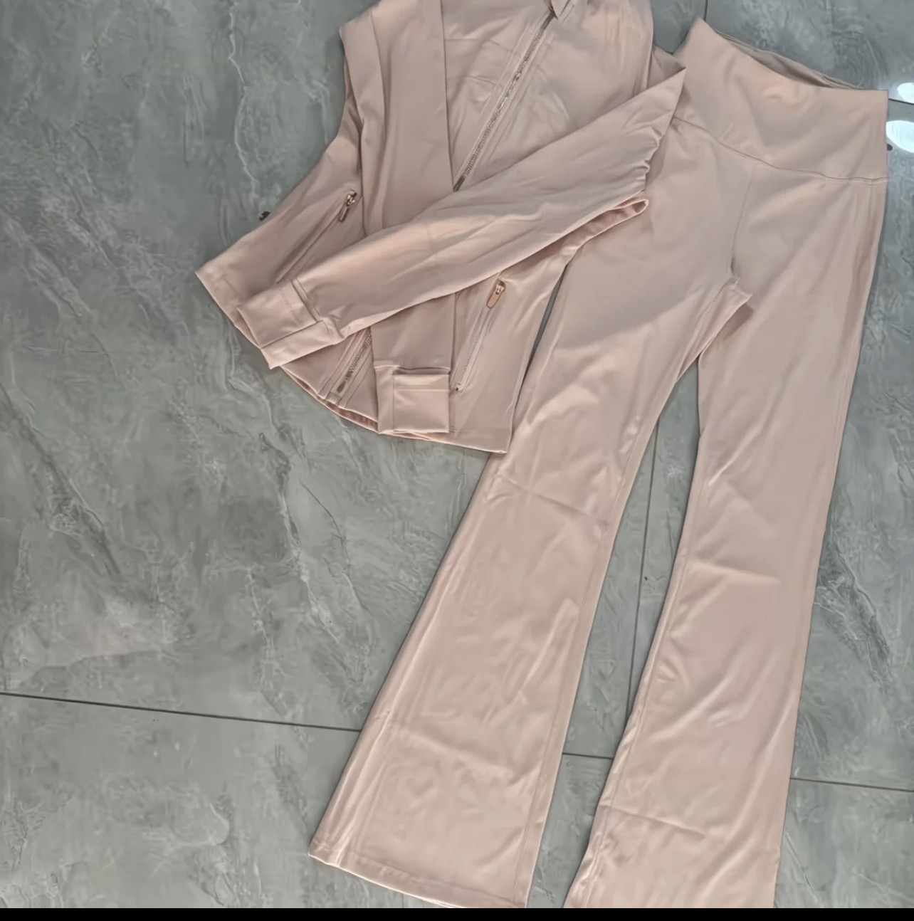 Ensemble de vêtements de sport rose pâle