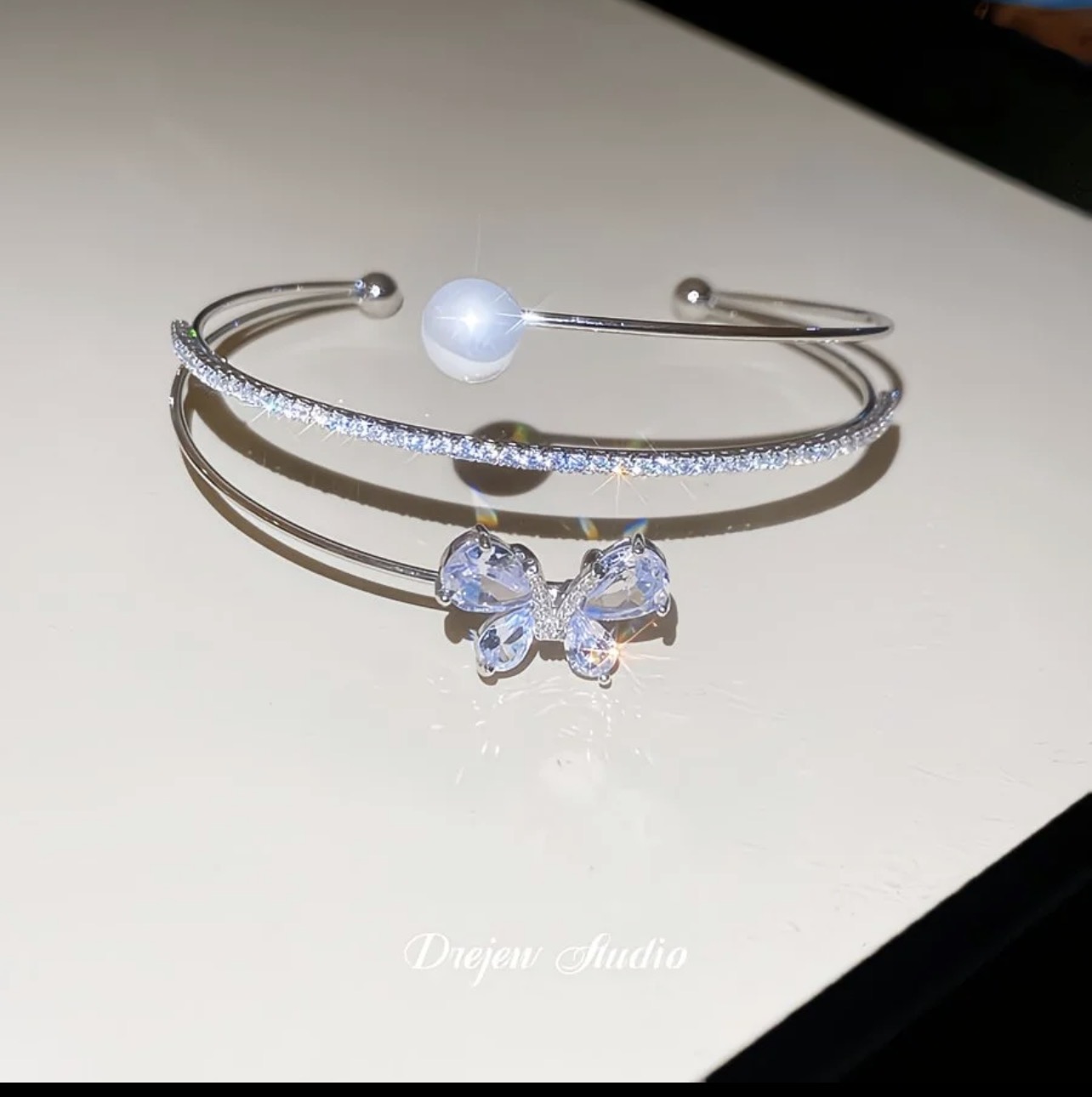 Bracelet en or avec perle et papillon