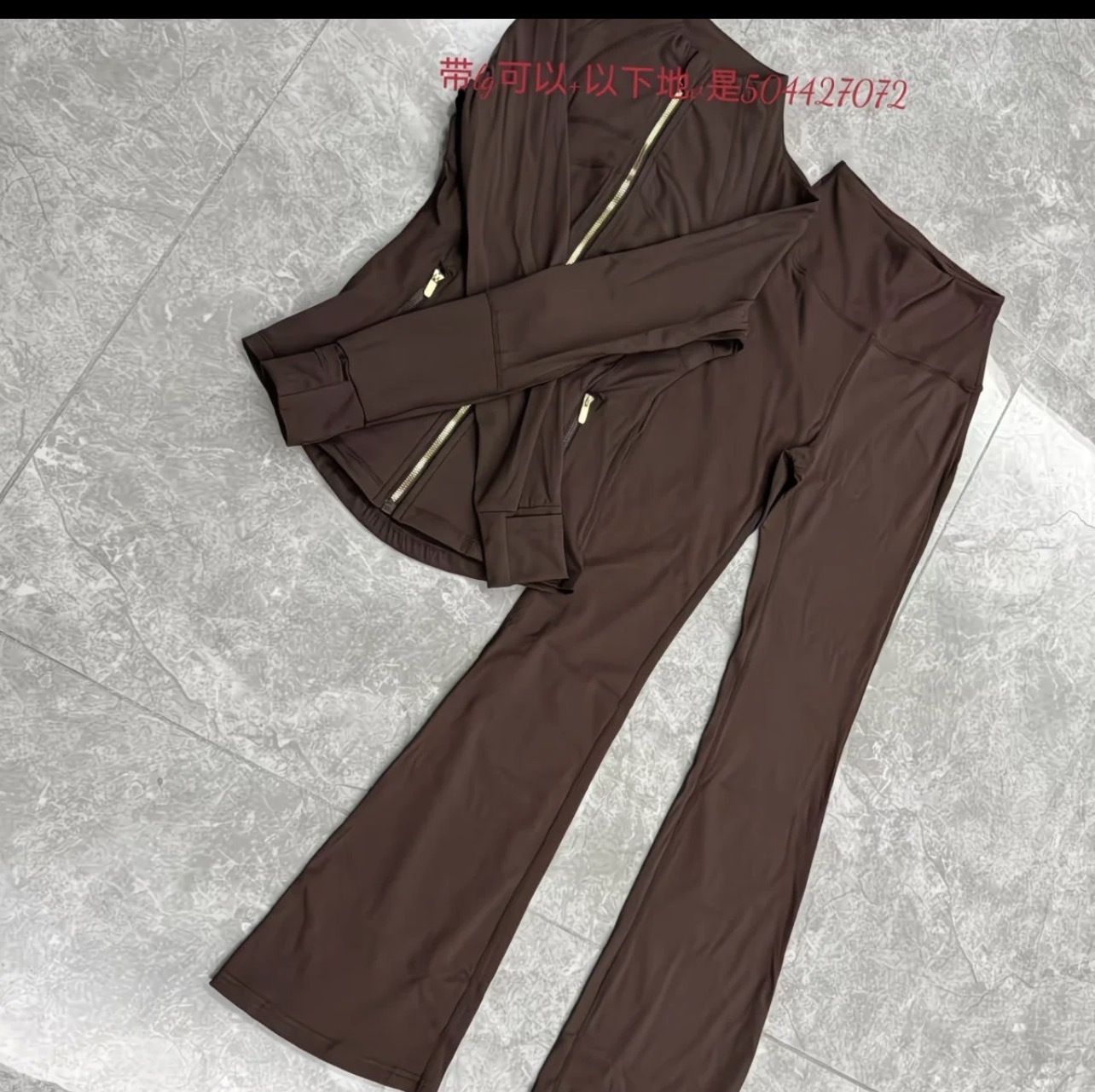 Ensemble de vêtements de sport rose pâle