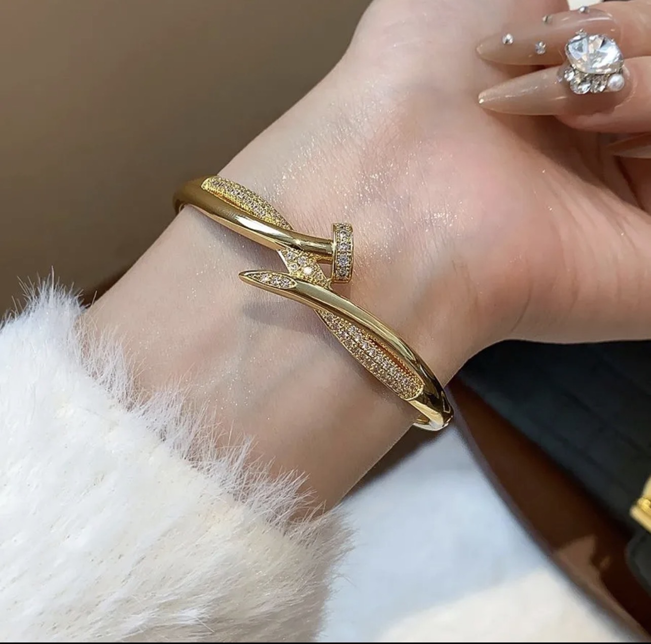 Bracelet en argent serti de cristaux