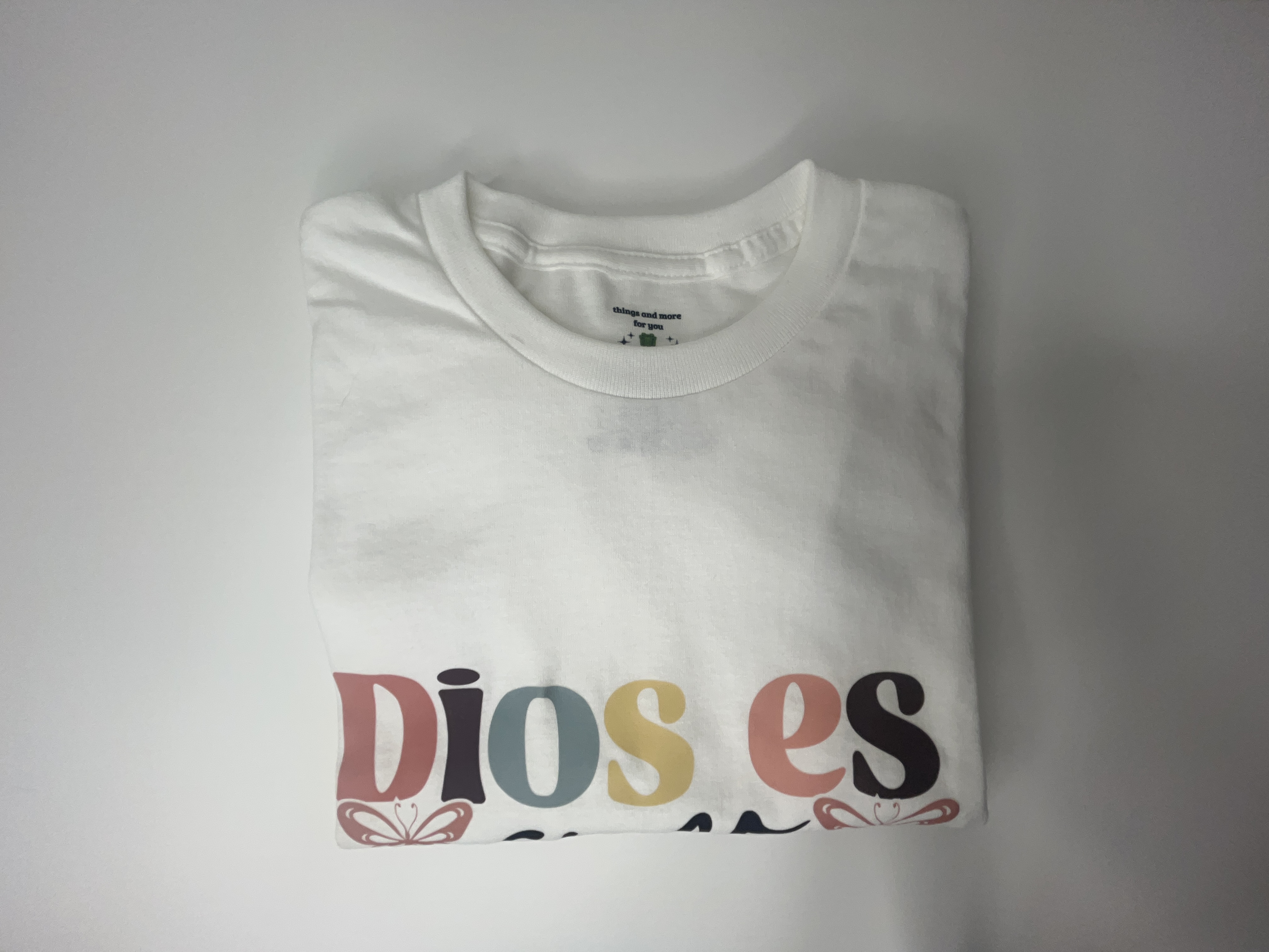 Pulóver “Dios es Amor” – Fe, amor y propósito en cada detalle