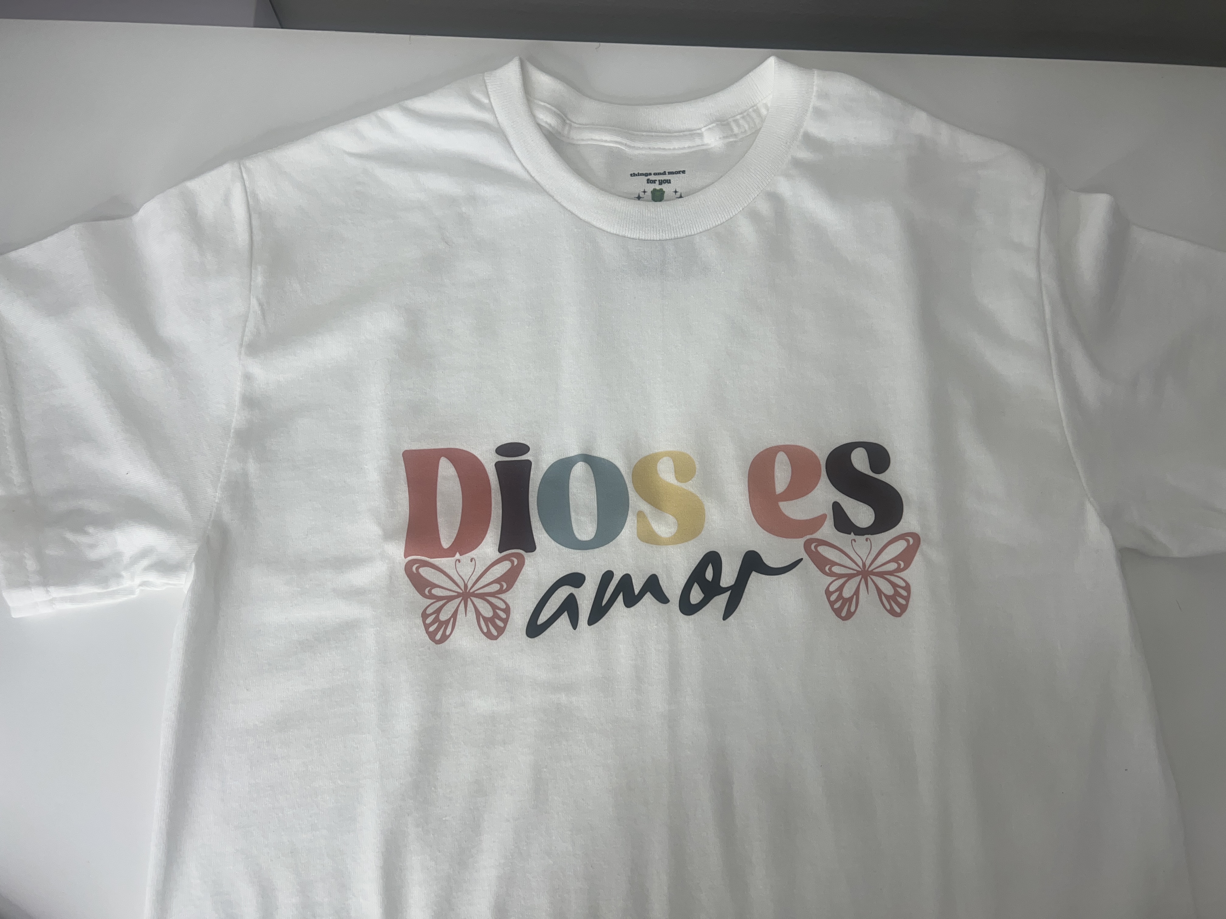 Pulóver “Dios es Amor” – Fe, amor y propósito en cada detalle