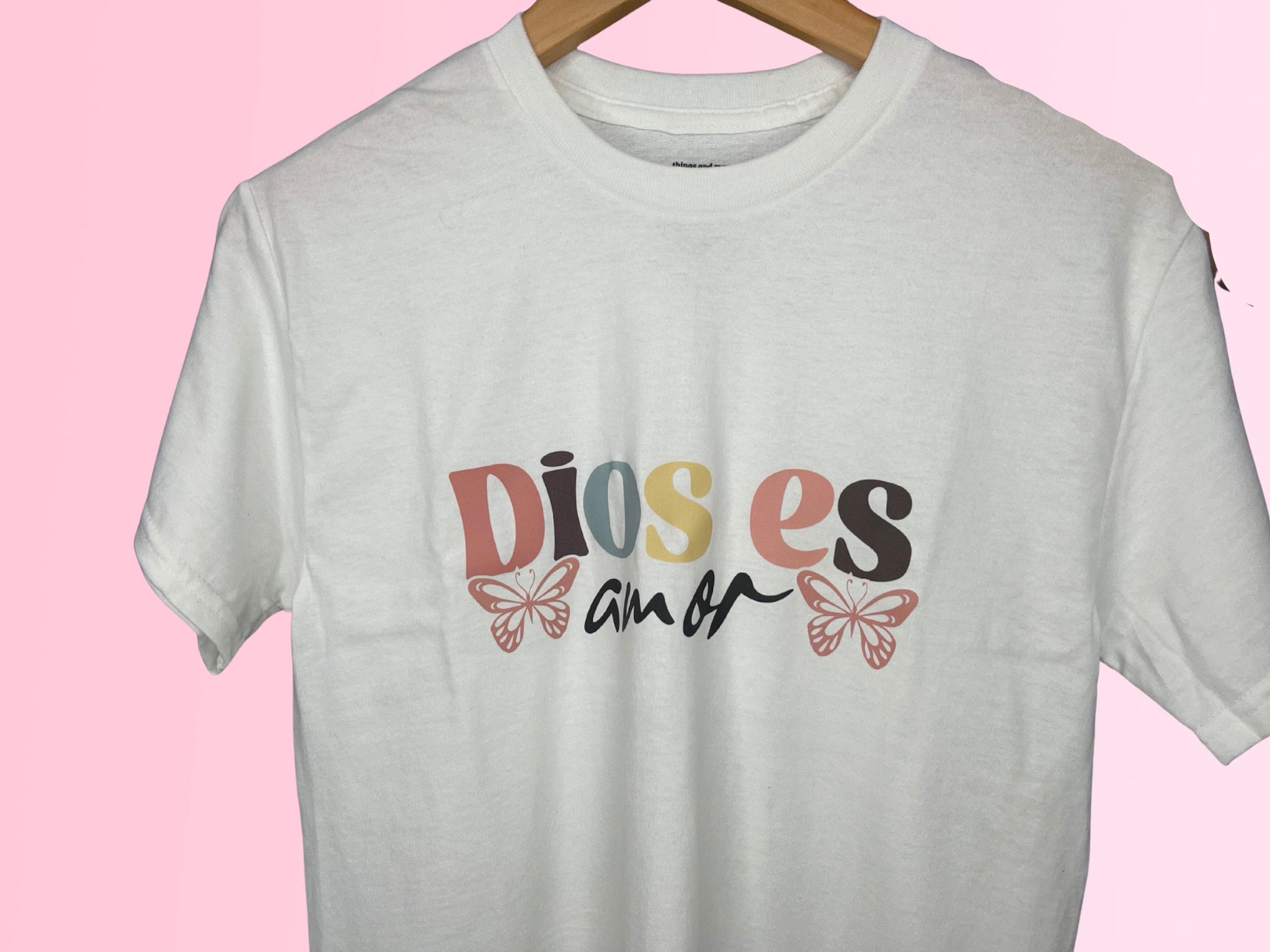 Pulóver “Dios es Amor” – Fe, amor y propósito en cada detalle