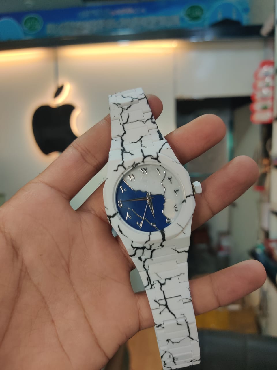 White Crack Pattern Wrist Watch