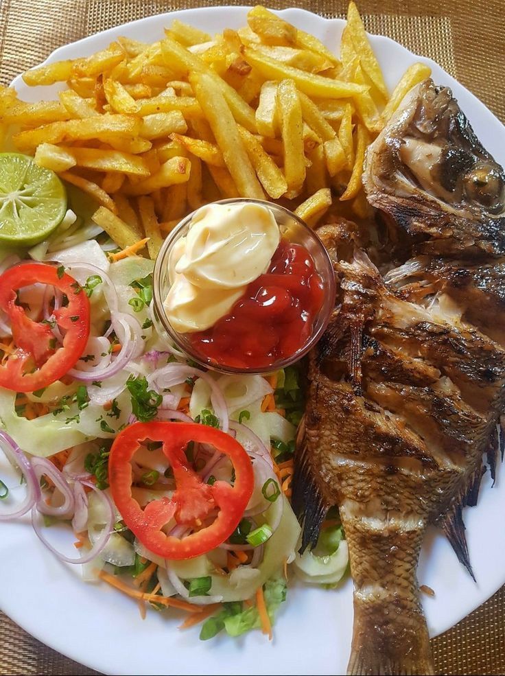 Poisson grillé avec frites
