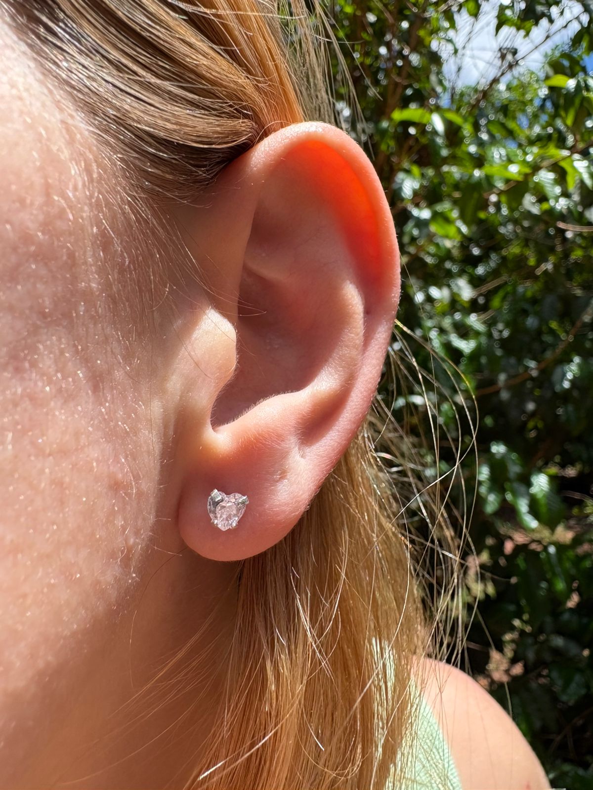 Brinco de prata com pedra em formato de coração