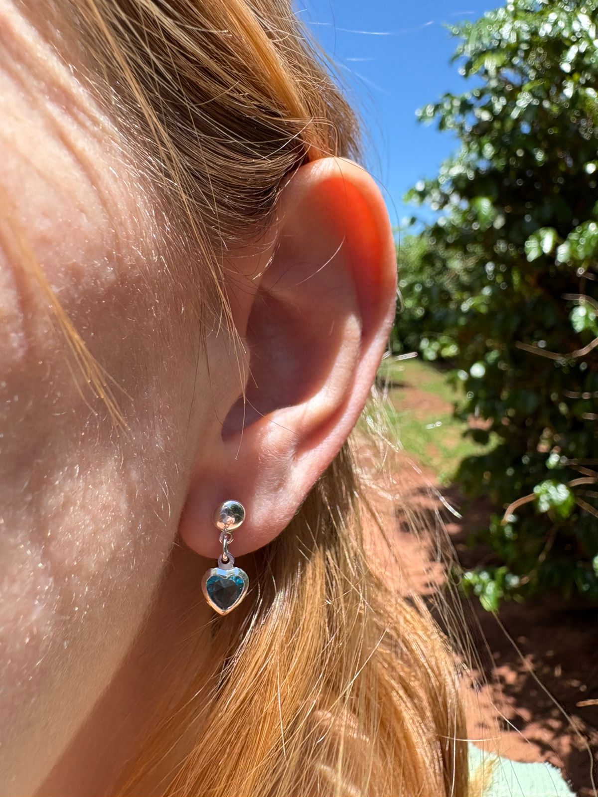 Brinco de prata com pingente de coração azul claro