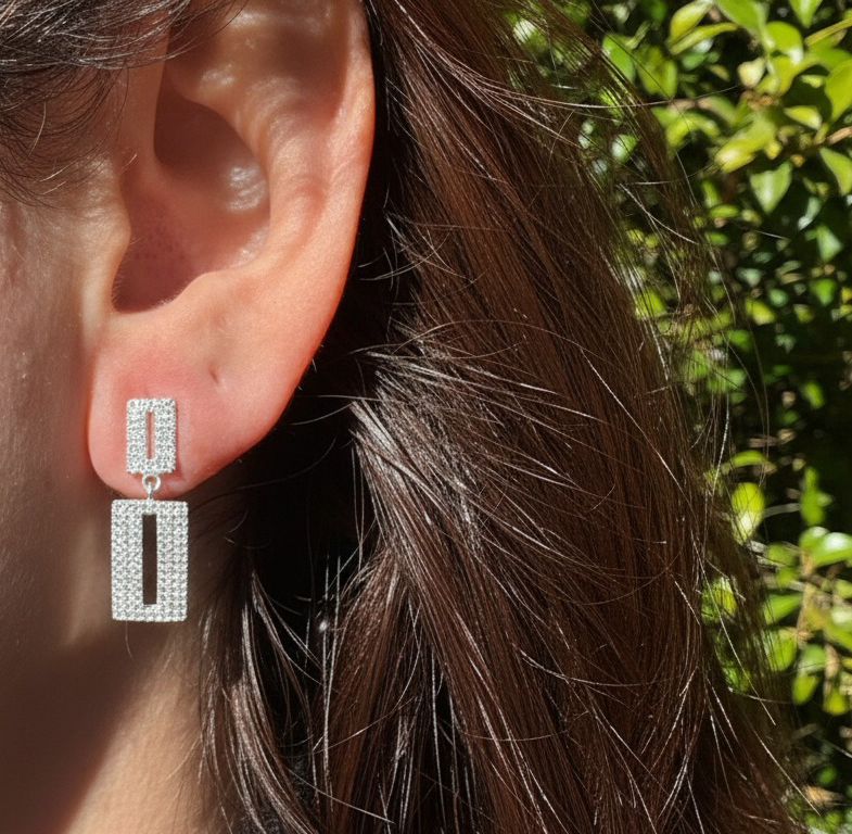 Brinco retangular com zircônias