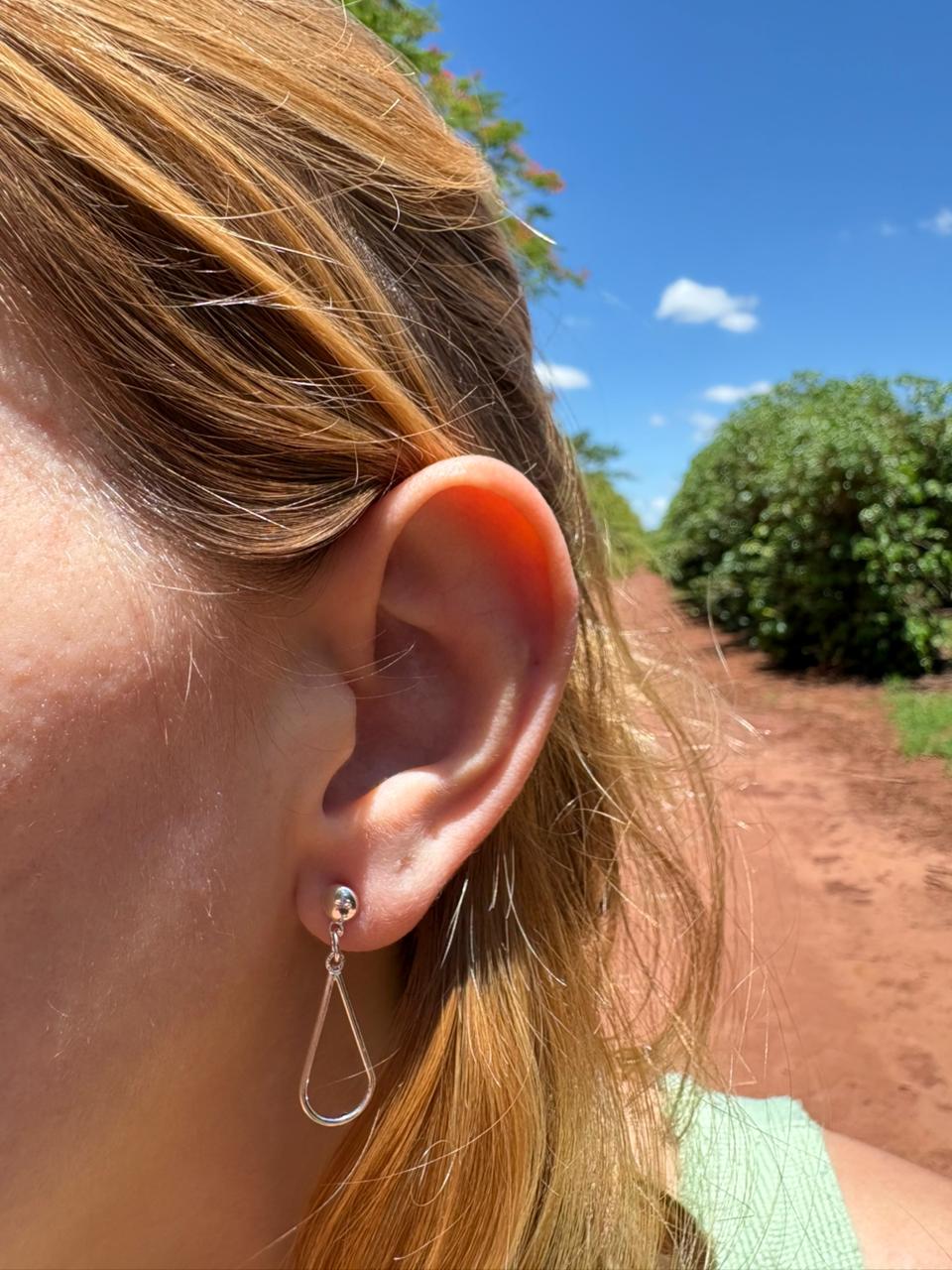 Brinco com design geométrico