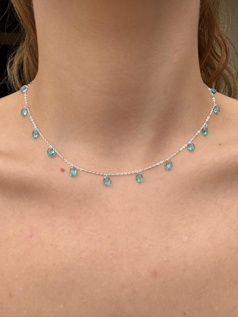 Colar com pedras azuis